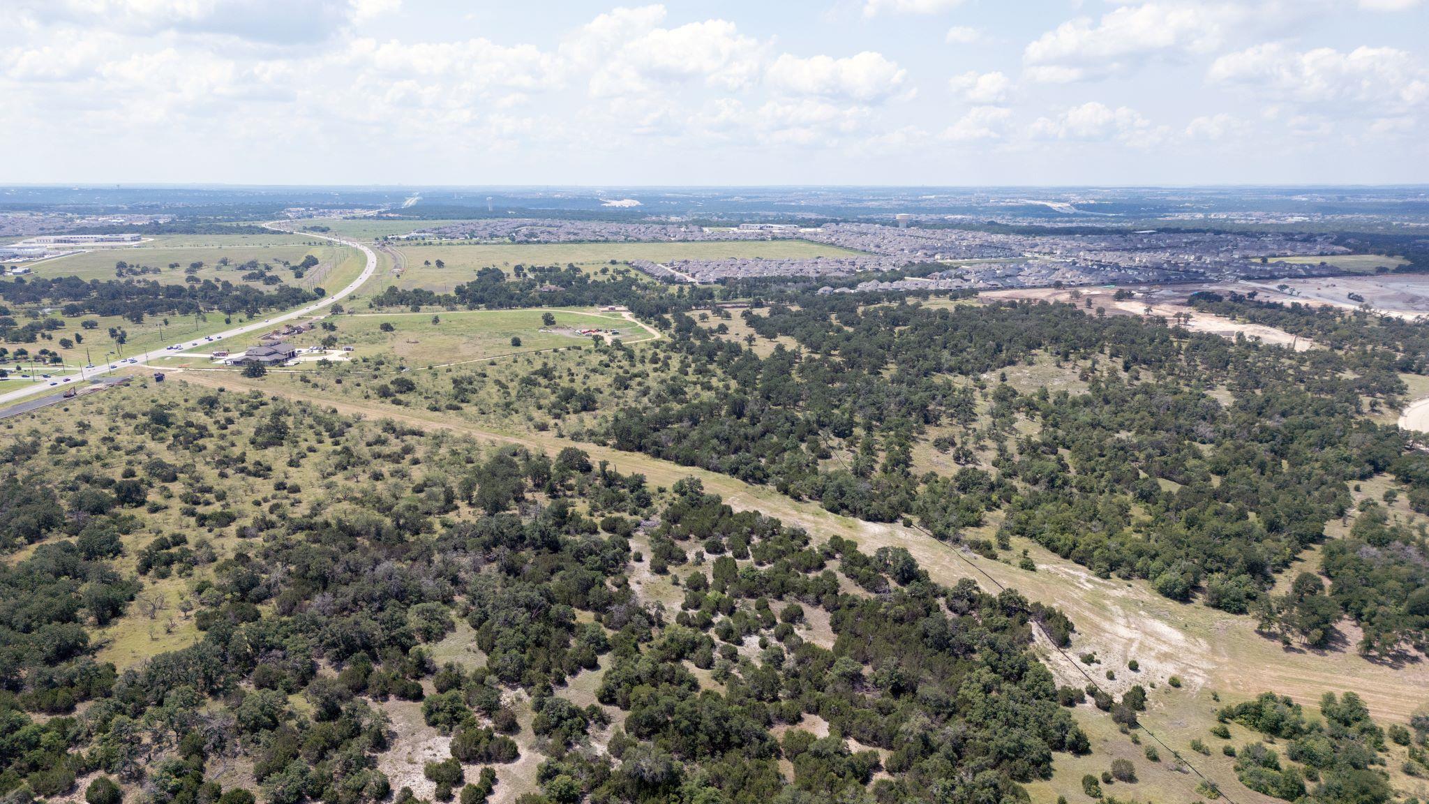 105 Keuchel LN, Liberty Hill, TX 78642 photo 4
