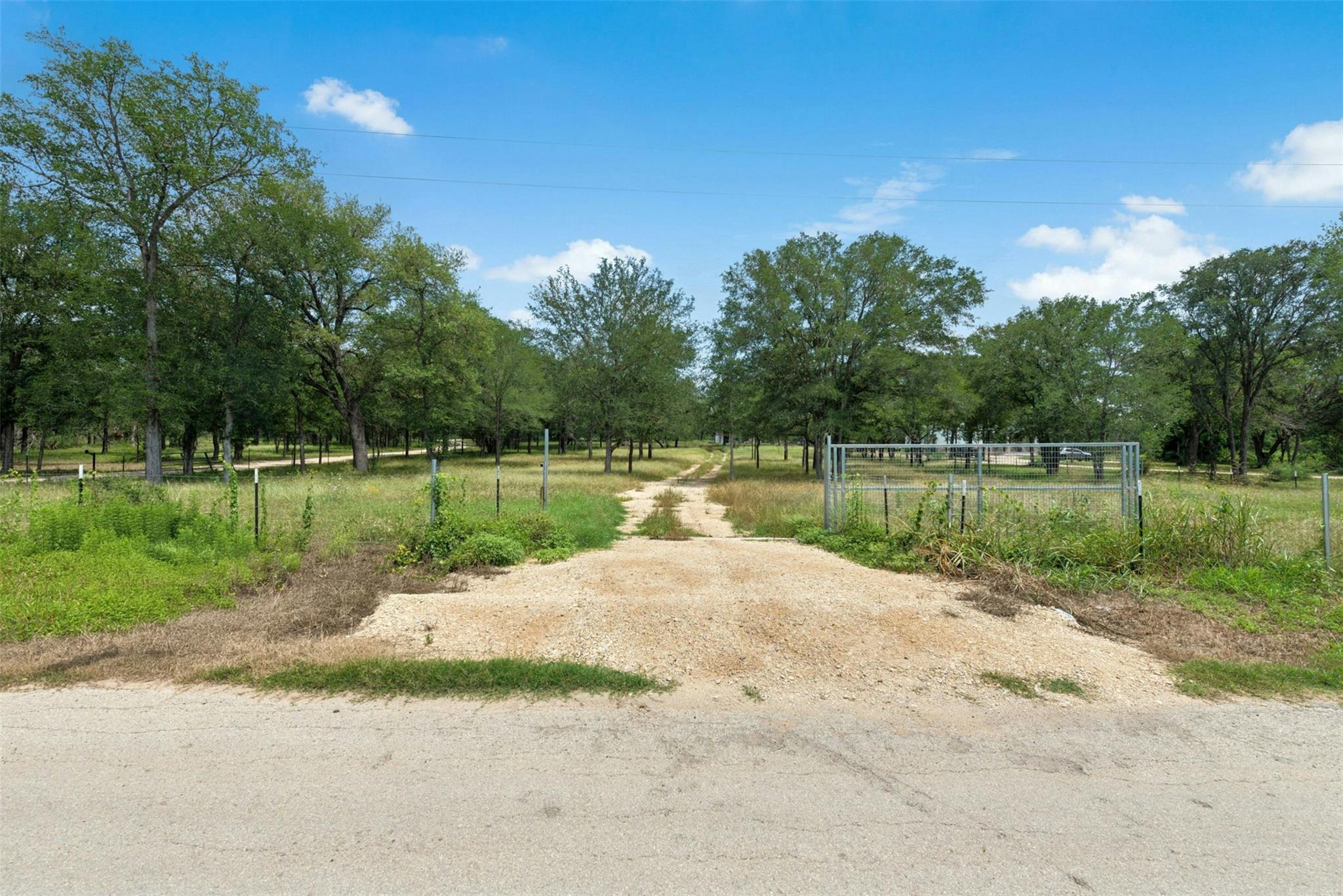 3705 Callihan RD, Luling, TX 78648 photo 2