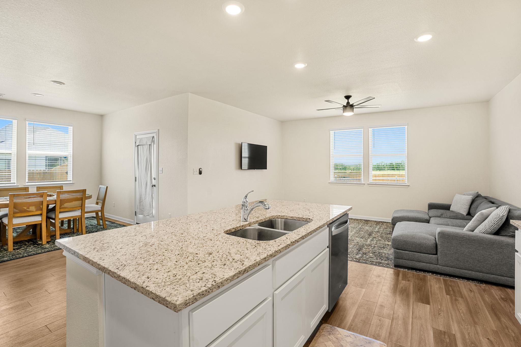 148 Hidalgo LN, Elgin, TX 78621 photo 5