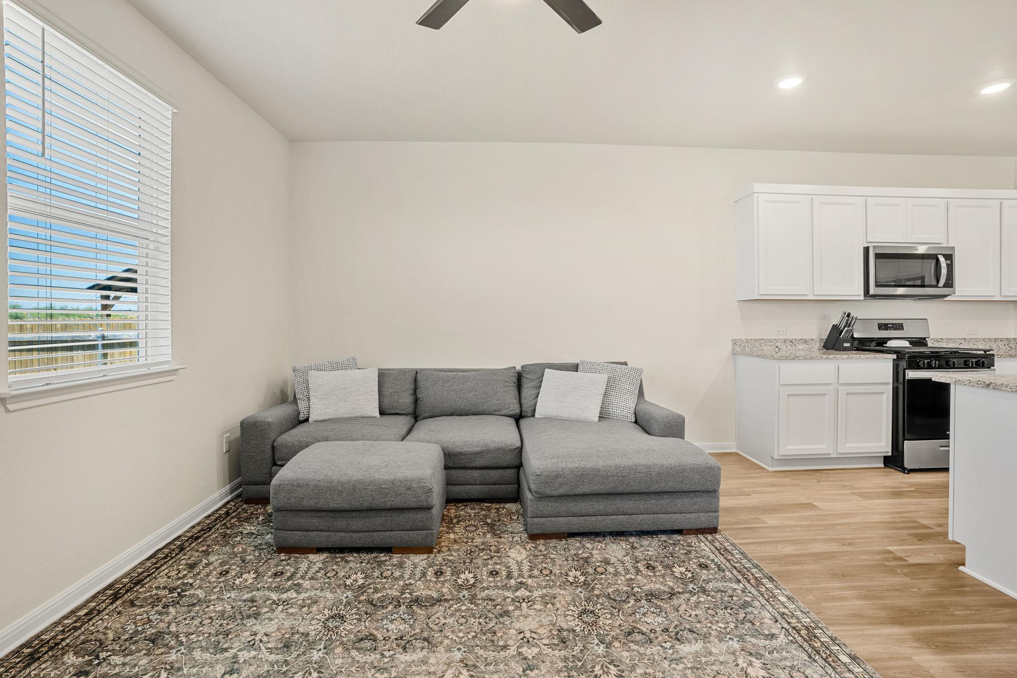 148 Hidalgo LN, Elgin, TX 78621 photo 4