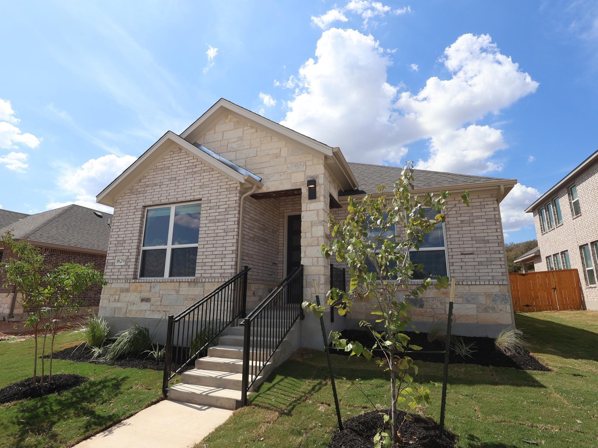 629 Clarissa ST, Buda, TX 78610 photo 2