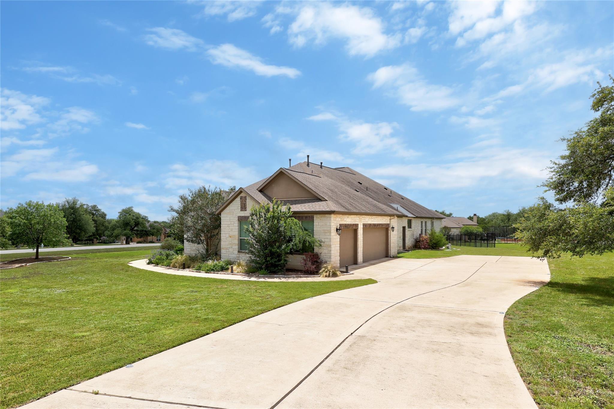 900 Hawthorne LOOP, Driftwood, TX 78619 photo 2
