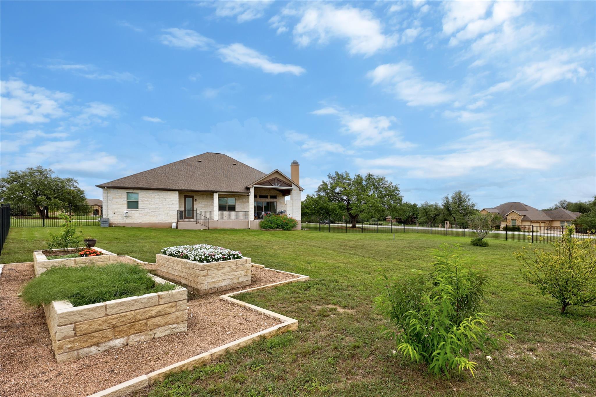 900 Hawthorne LOOP, Driftwood, TX 78619 photo 3