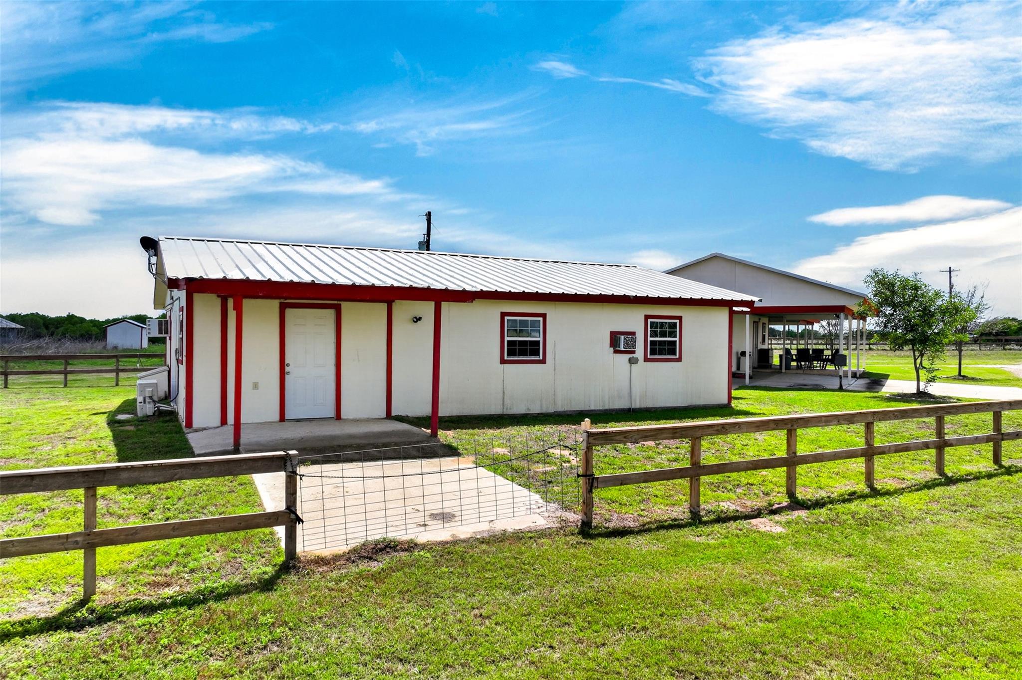 1763 Fm 108, Smiley, TX 78159 photo 2