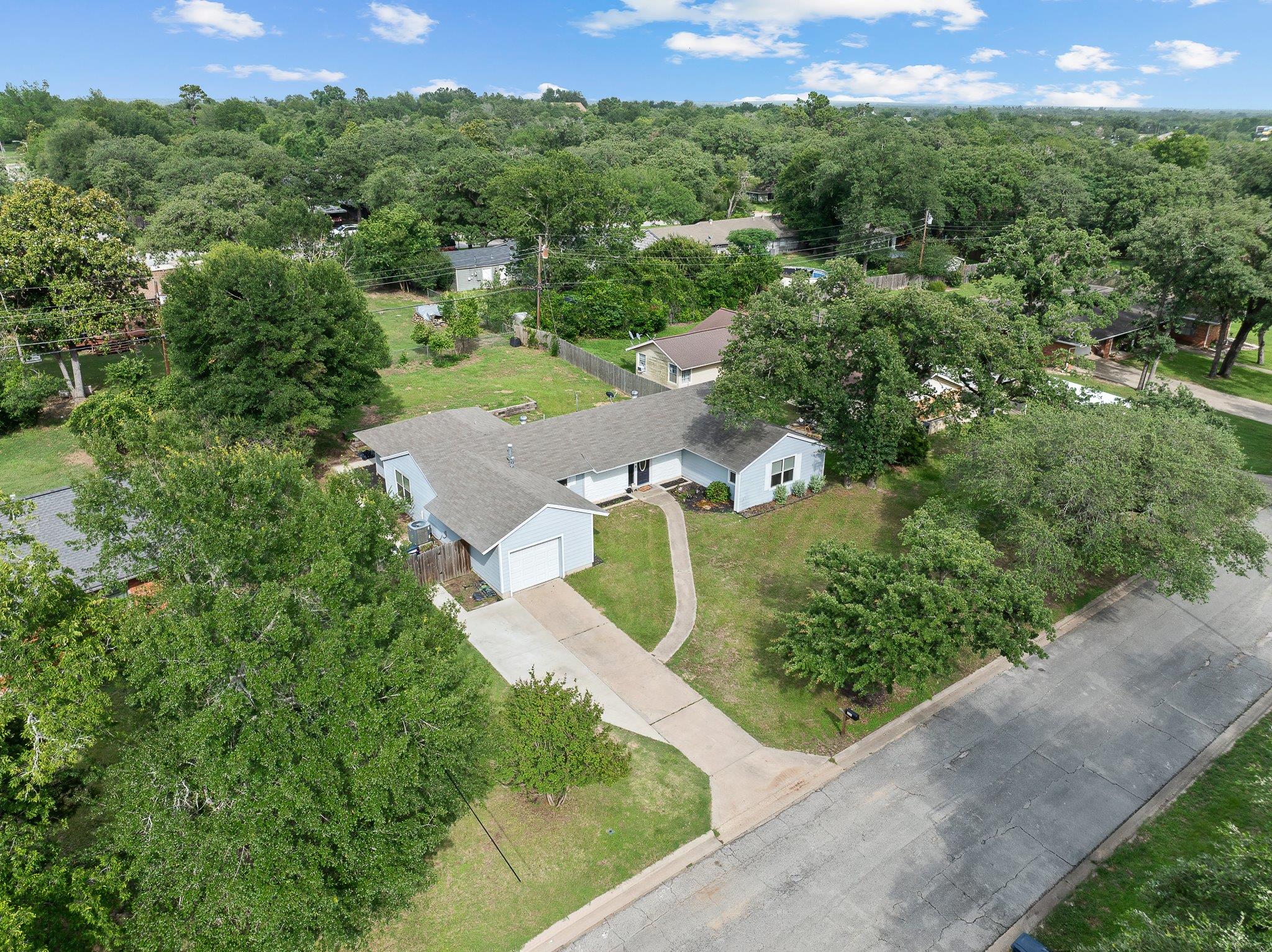 508 San Jacinto DR, Rockdale, TX 76567 photo 3