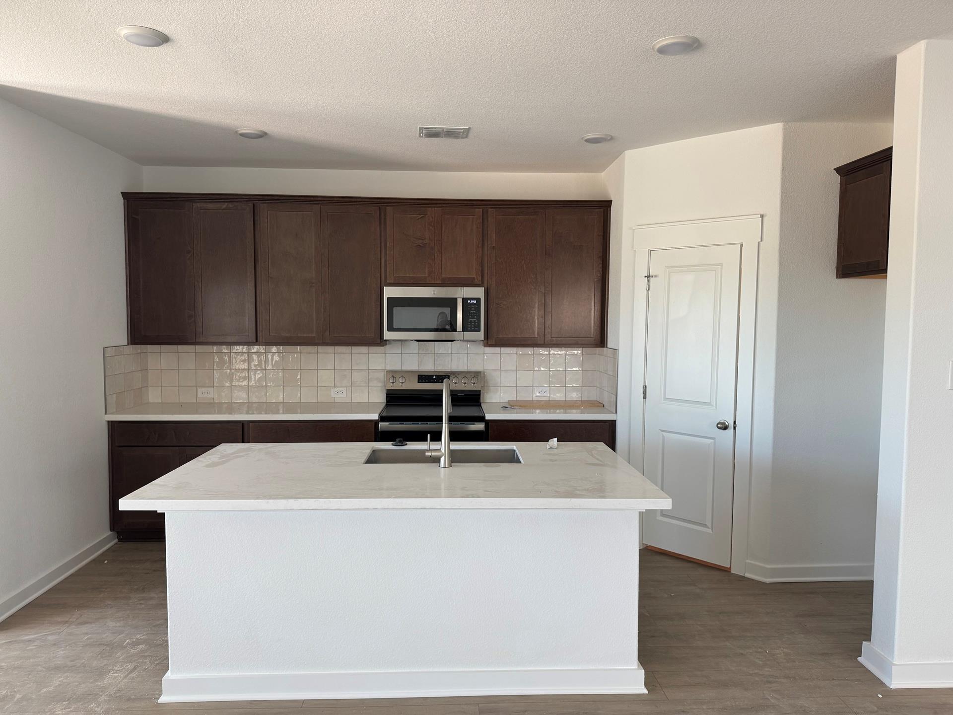 612 Quail Convey DR, Jarrell, TX 76537 photo 3