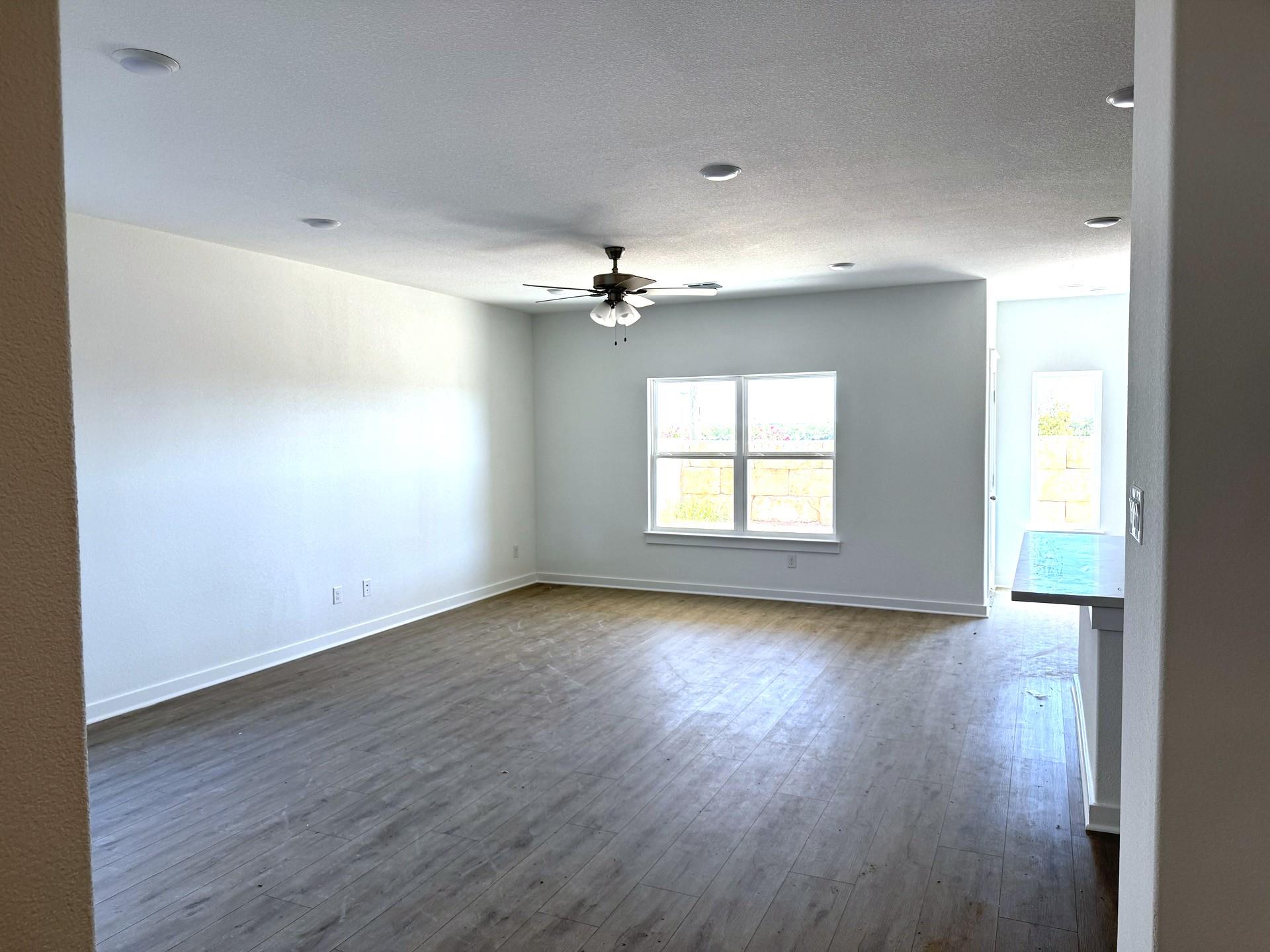 612 Quail Convey DR, Jarrell, TX 76537 photo 4