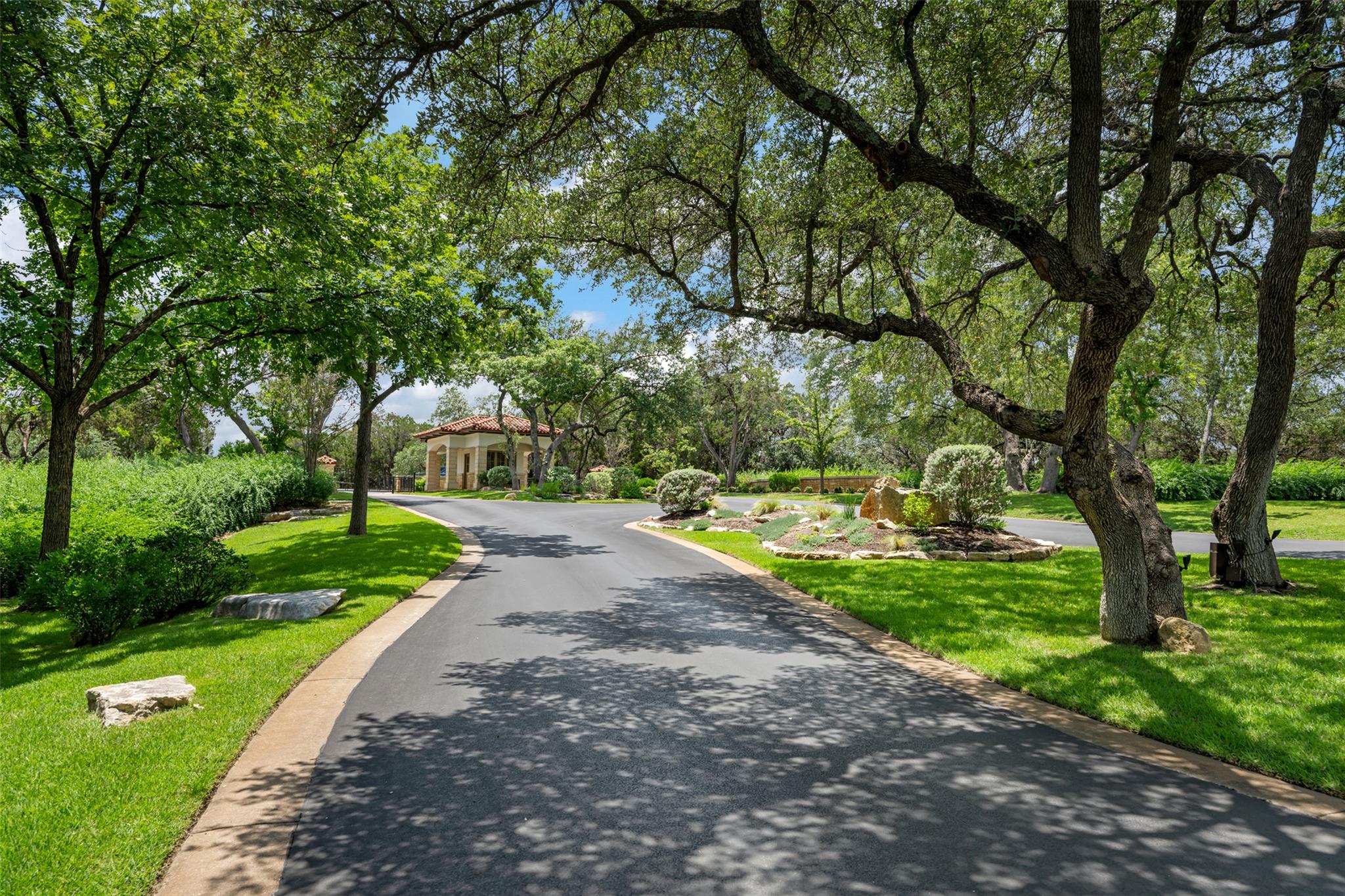 906 Moonlight Bay DR, Spicewood, TX 78669 photo 2