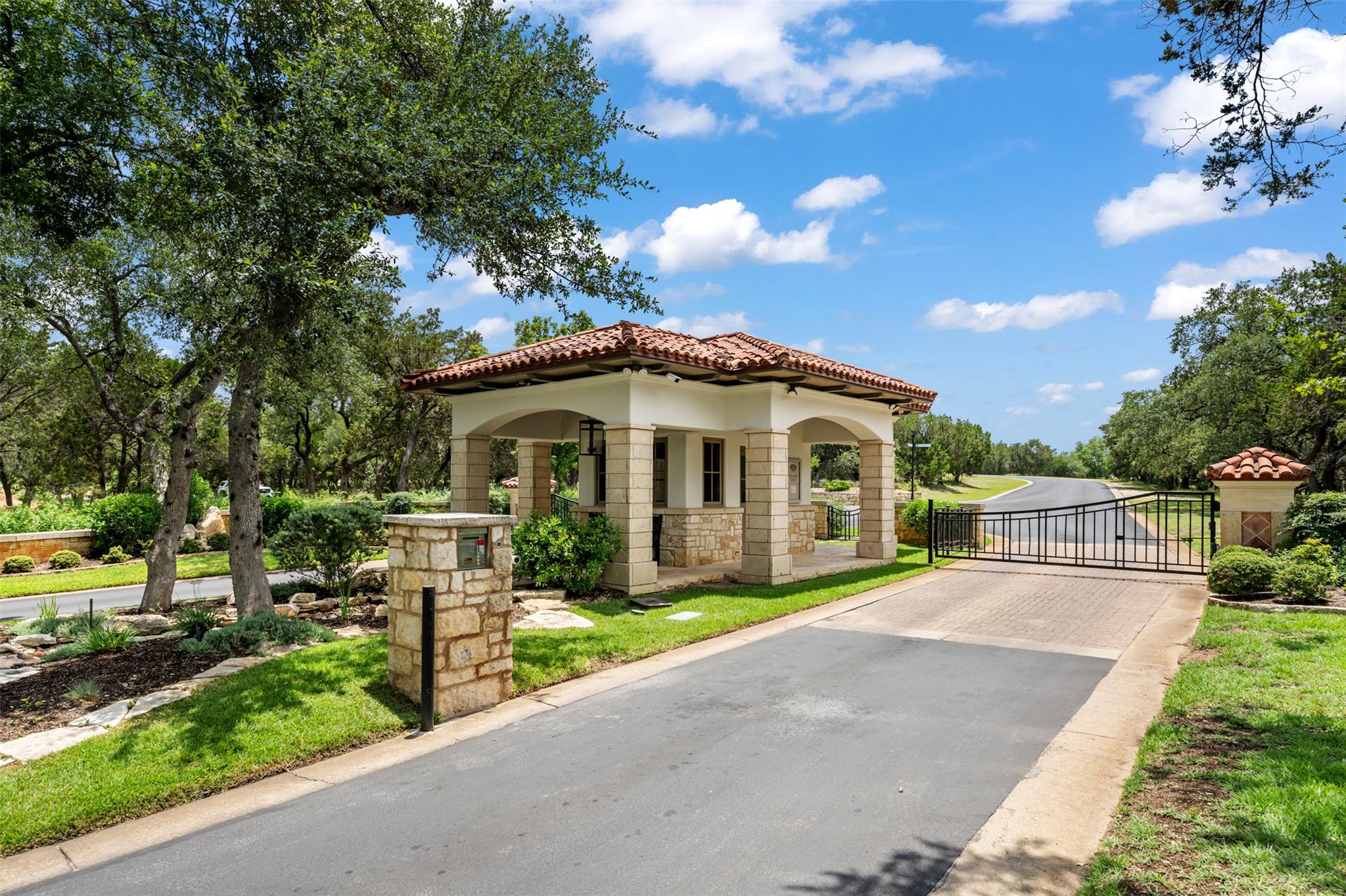906 Moonlight Bay DR, Spicewood, TX 78669 photo 3