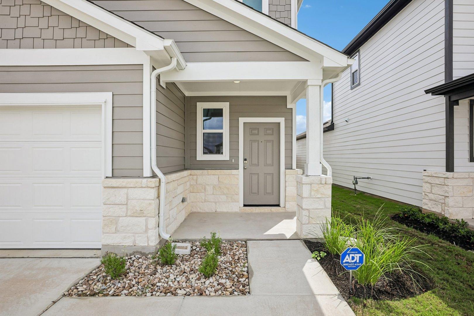 143 Hornet ST, Elgin, TX 78621 photo 2