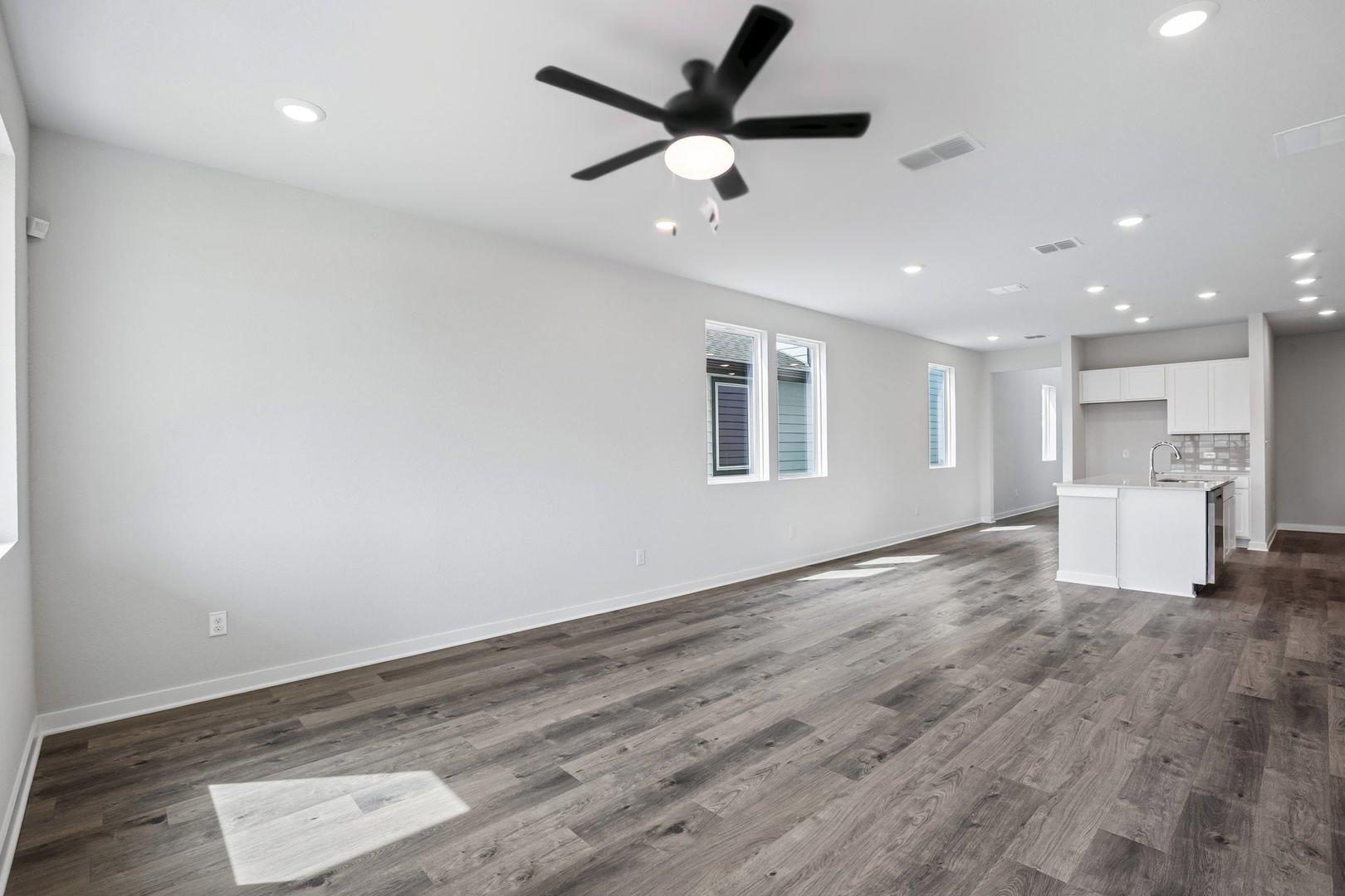 143 Hornet ST, Elgin, TX 78621 photo 4