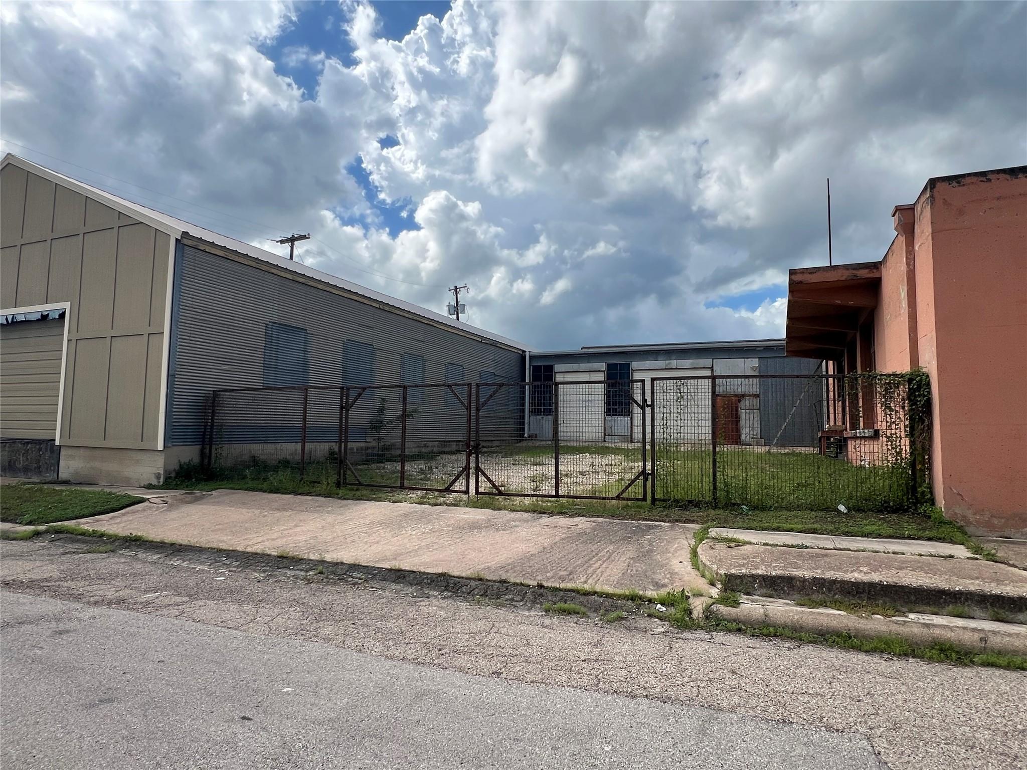 219 3rd ST, Taylor, TX 76574 photo 2