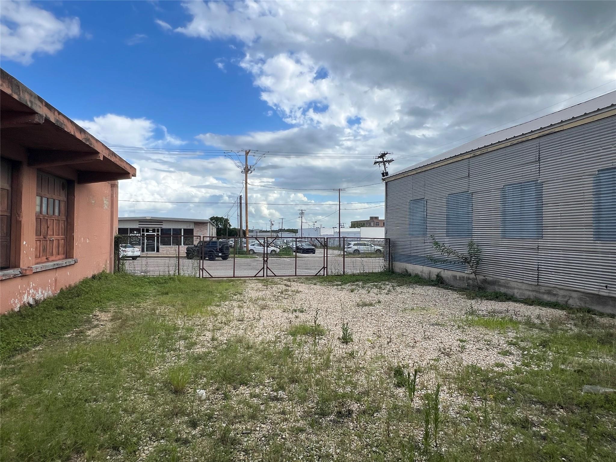 219 3rd ST, Taylor, TX 76574 photo 3