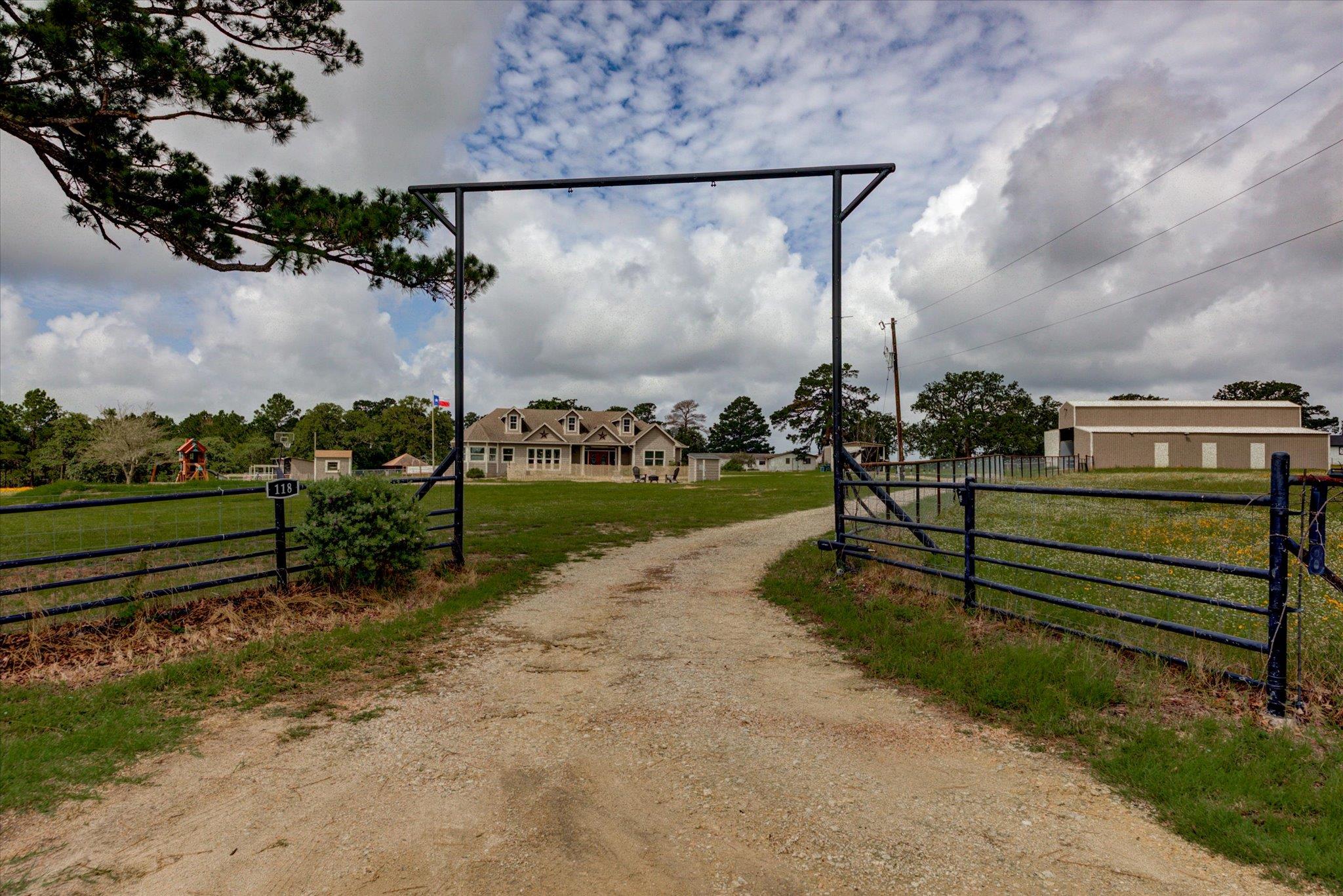118 Saddle CT, Bastrop, TX 78602 photo 2