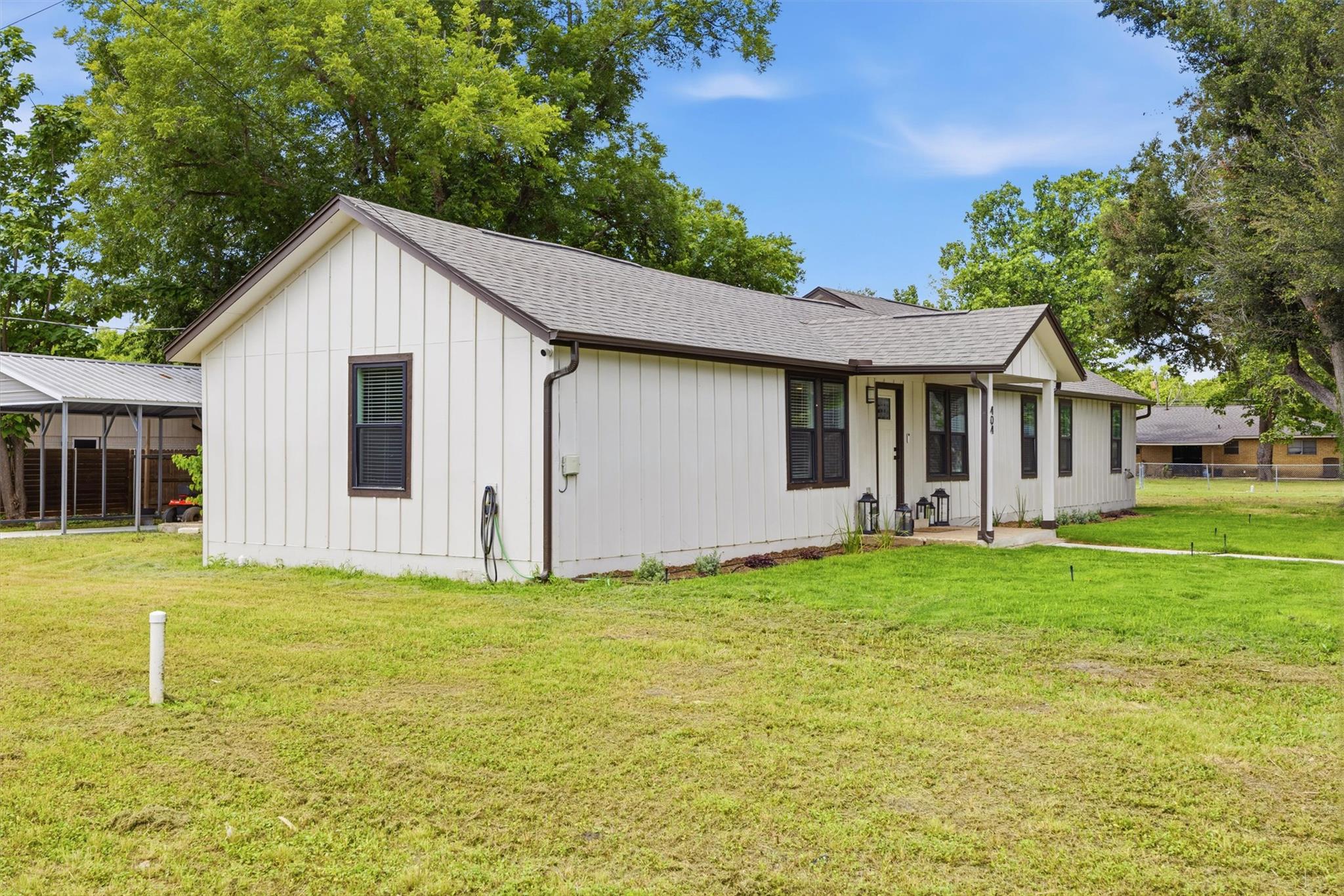404 Wolf ST, Granger, TX 76530 photo 2