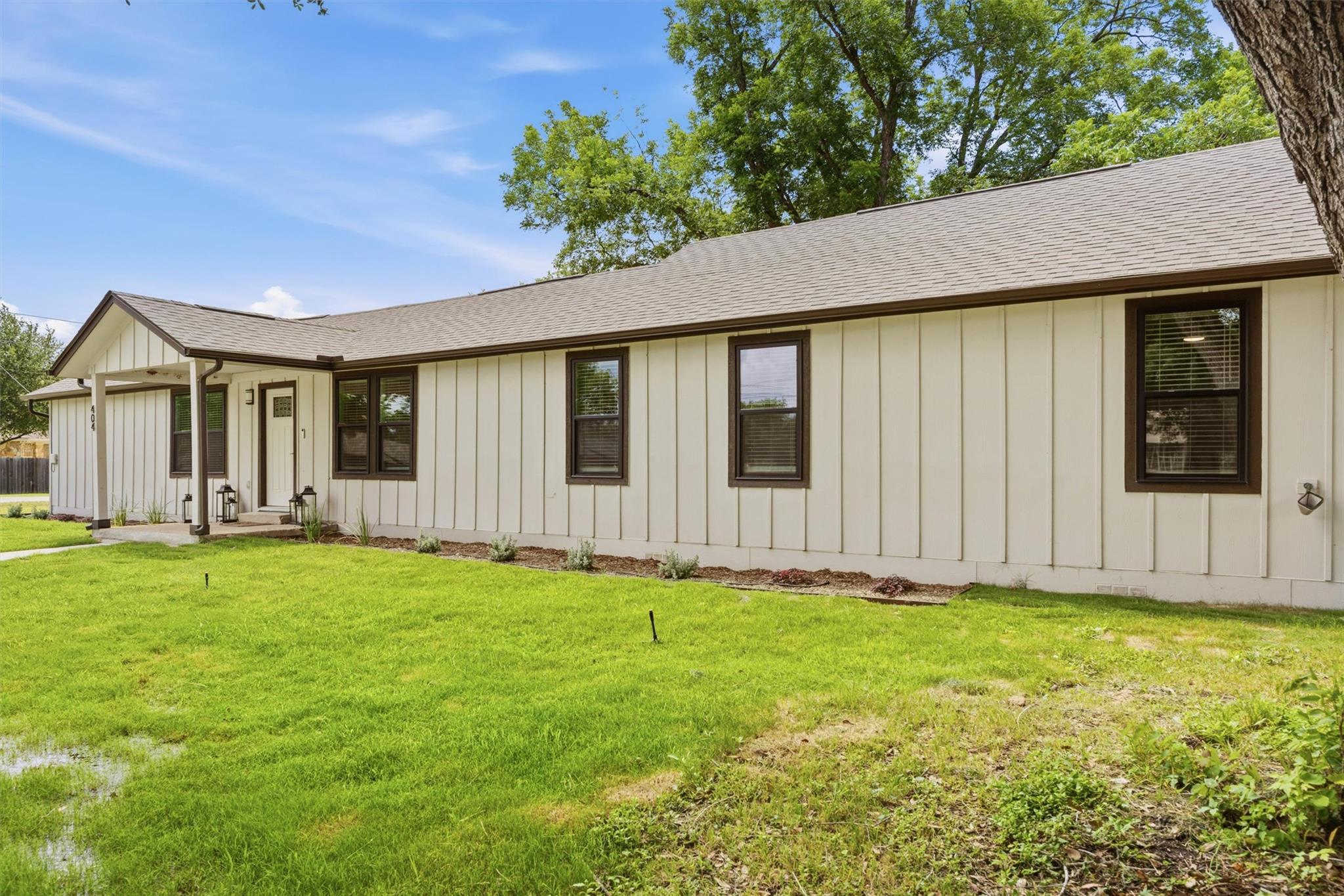 404 Wolf ST, Granger, TX 76530 photo 3