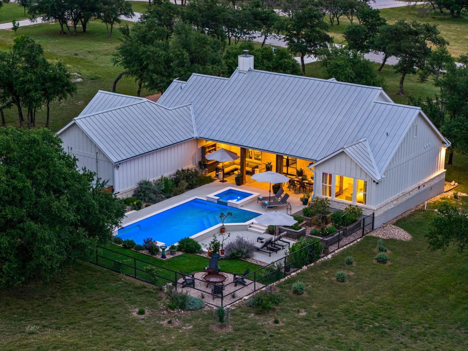 2009 Axis CIR, Fredericksburg, TX 78624 photo 2