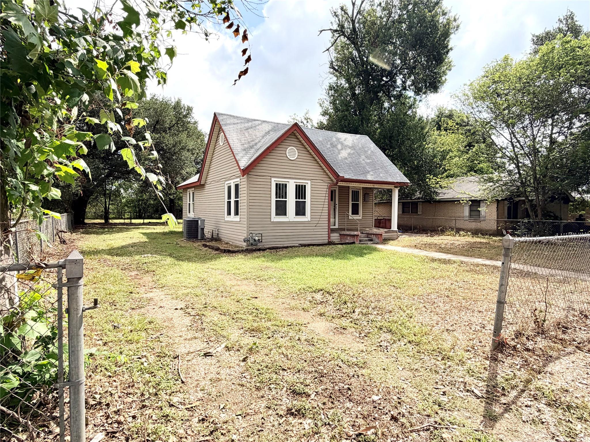 702 18th ST, Cameron, TX 76520 photo 2