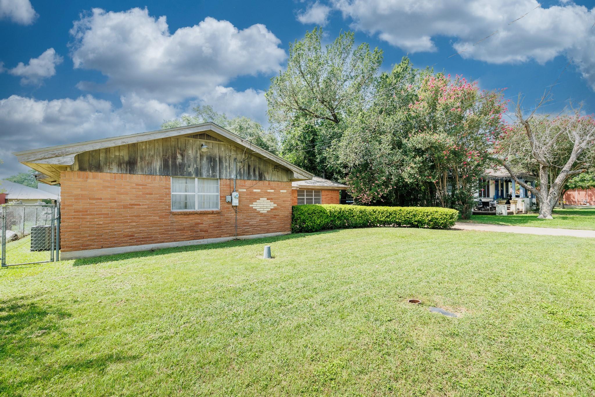 116 Wallace ST, Gonzales, TX 78629 photo 2