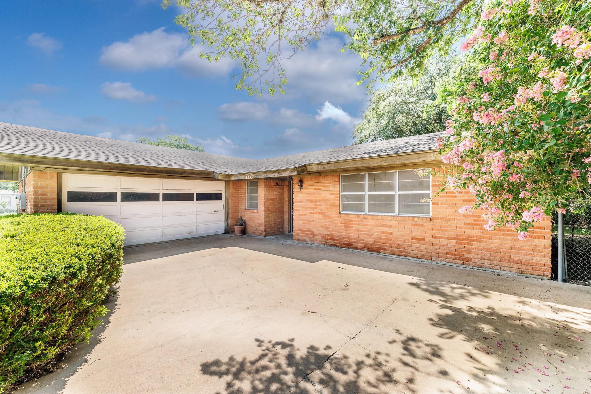 116 Wallace ST, Gonzales, TX 78629 photo 3