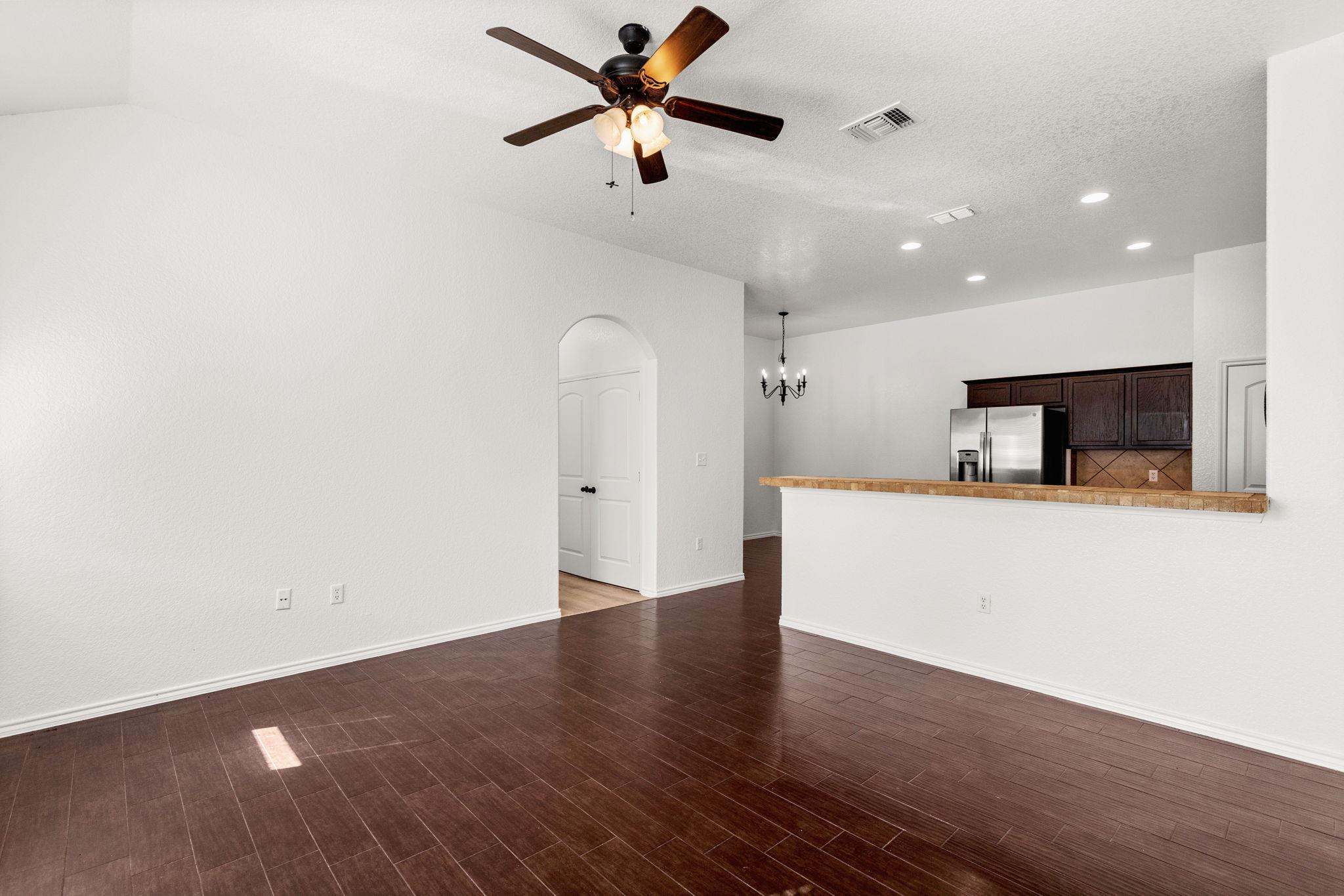 586 Creekside CIR, New Braunfels, TX 78130 photo 2