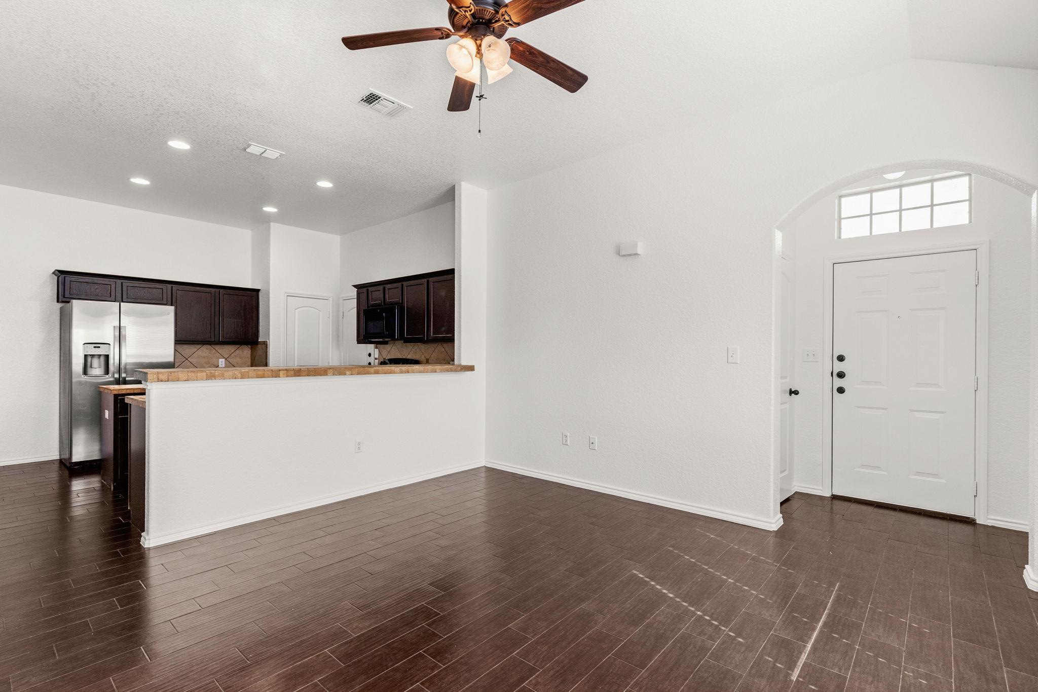 586 Creekside CIR, New Braunfels, TX 78130 photo 3