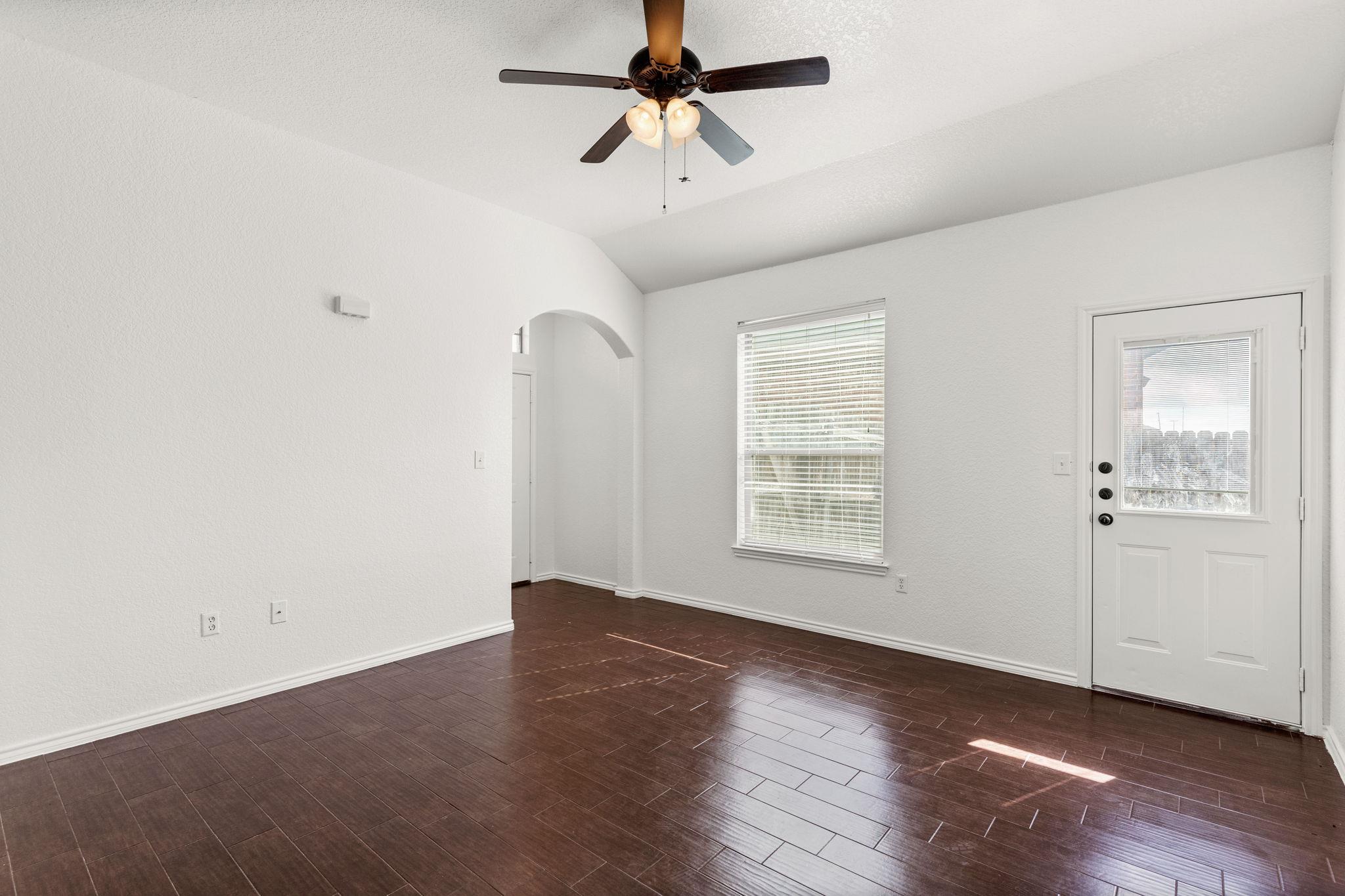 586 Creekside CIR, New Braunfels, TX 78130 photo 4