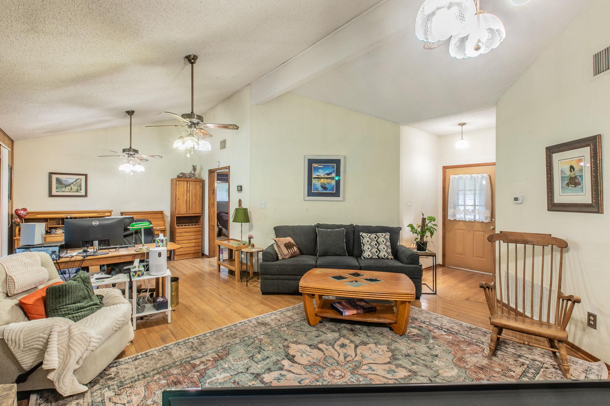 136 Redbird LN, Smithville, TX 78957 photo 4