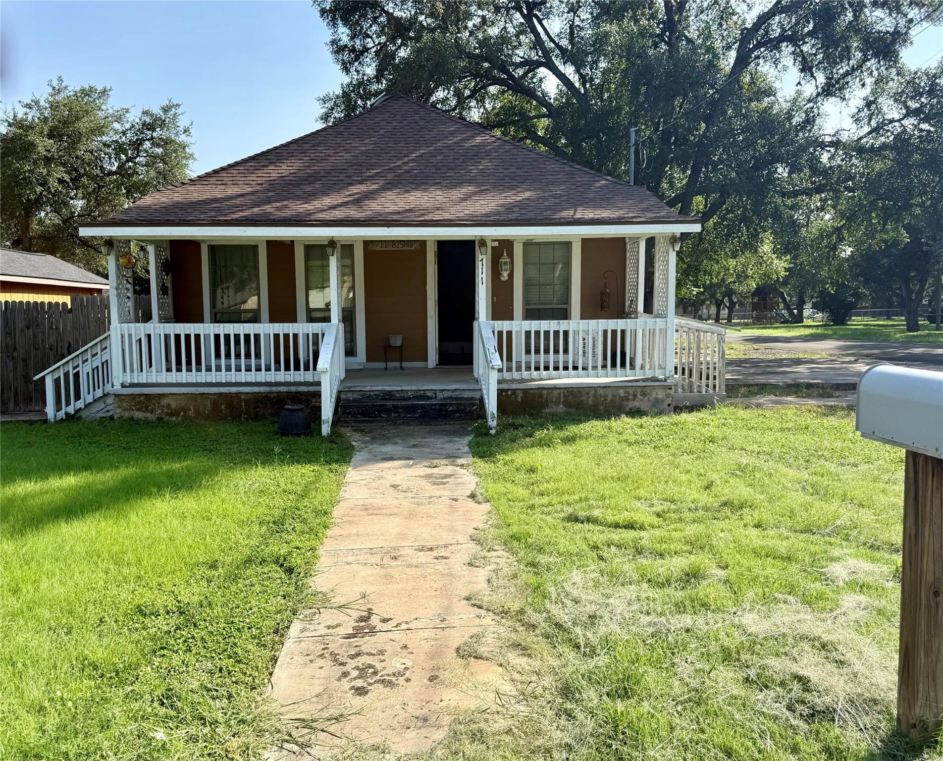 711 Bishop ST, San Marcos, TX 78666 photo 2