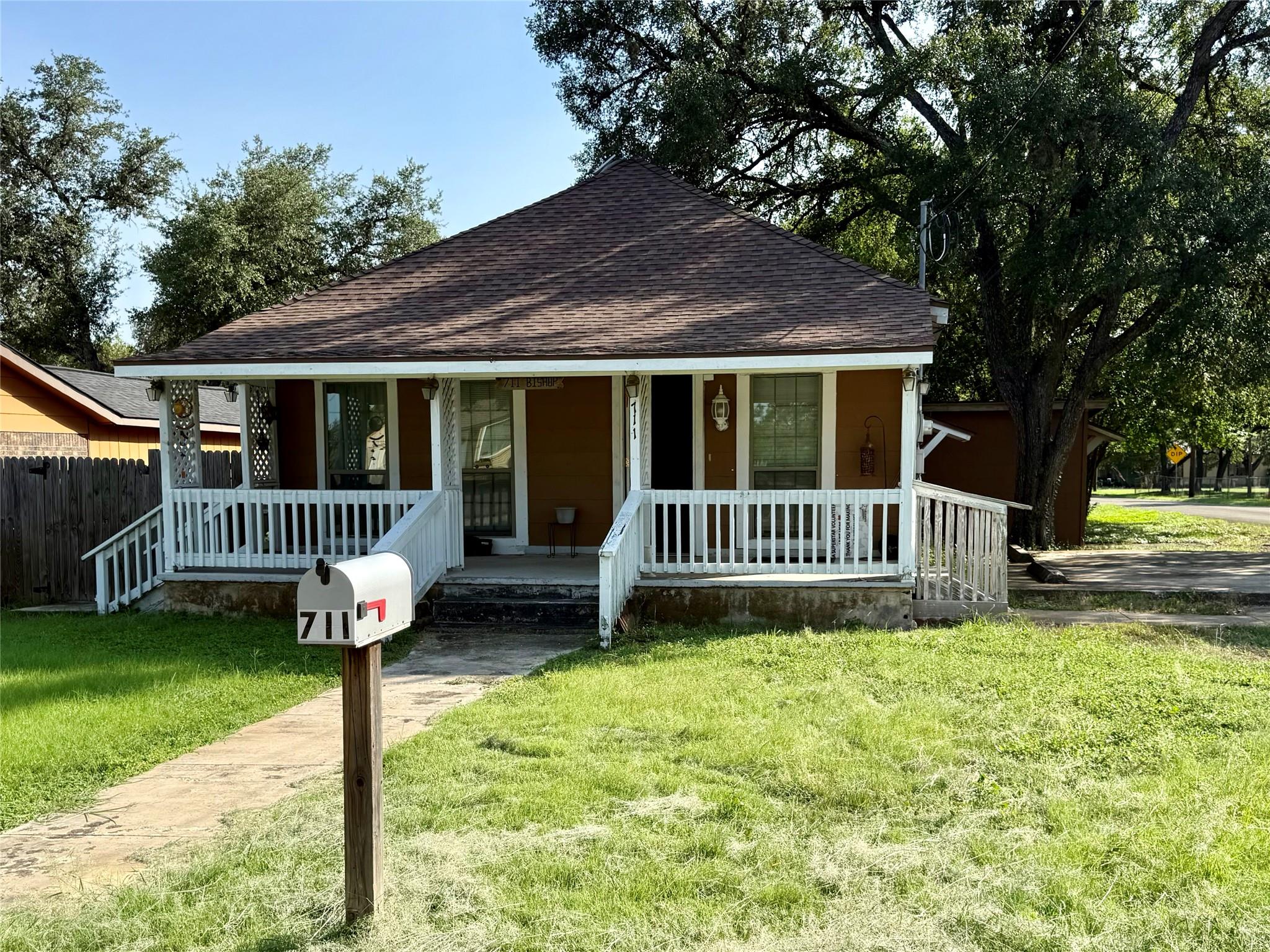 711 Bishop ST, San Marcos, TX 78666 photo 3
