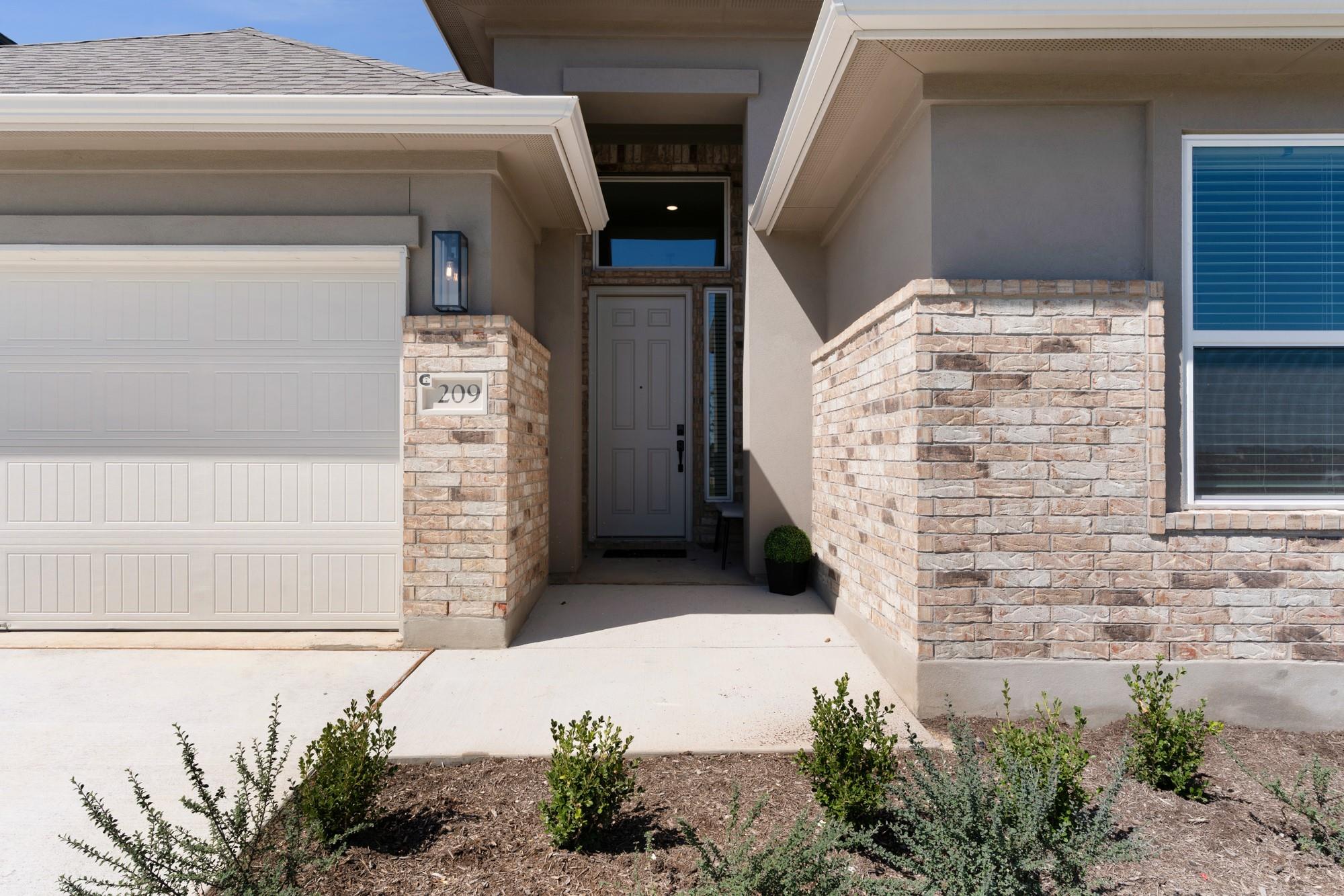 209 West Faulkner ST, Liberty Hill, TX 78642 photo 2