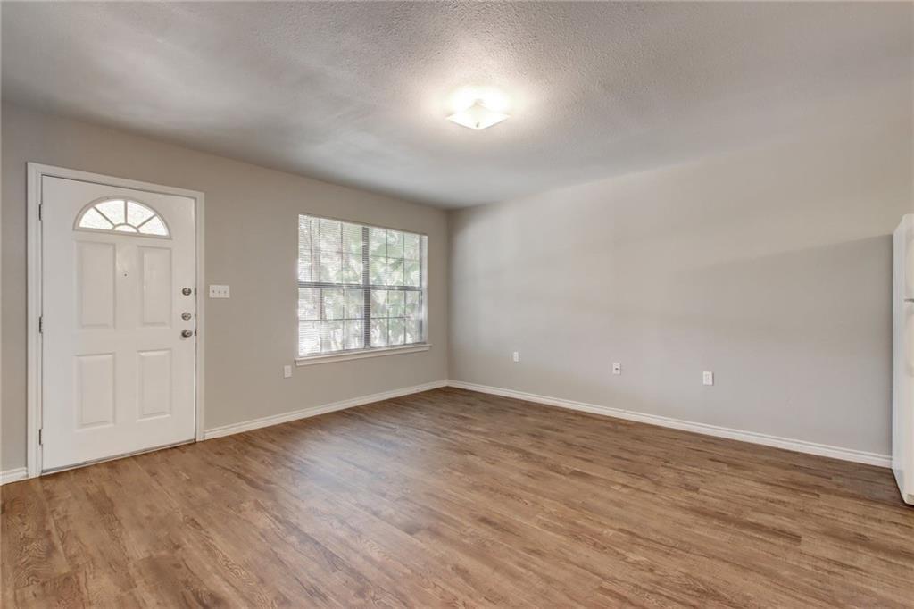 200 Hall DR #B, Elgin, TX 78621 photo 2