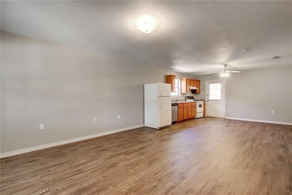 200 Hall DR #B, Elgin, TX 78621 photo 3