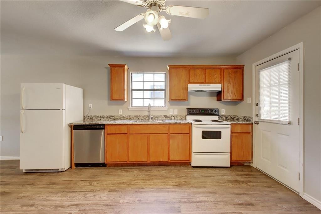 200 Hall DR #B, Elgin, TX 78621 photo 4