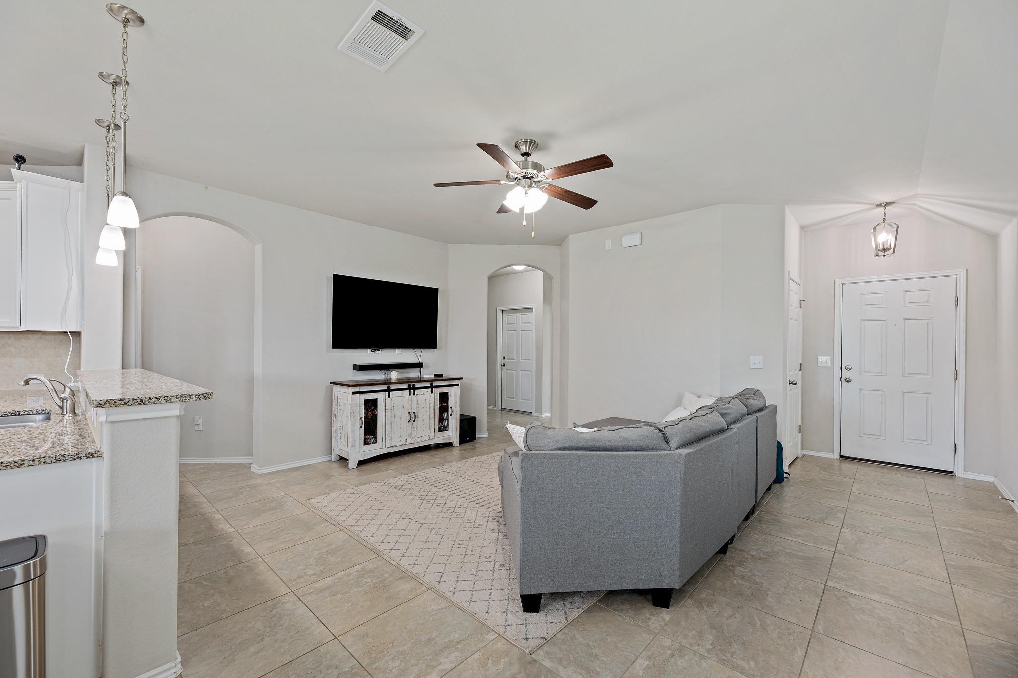 382 Limerick RD, Buda, TX 78610 photo 3