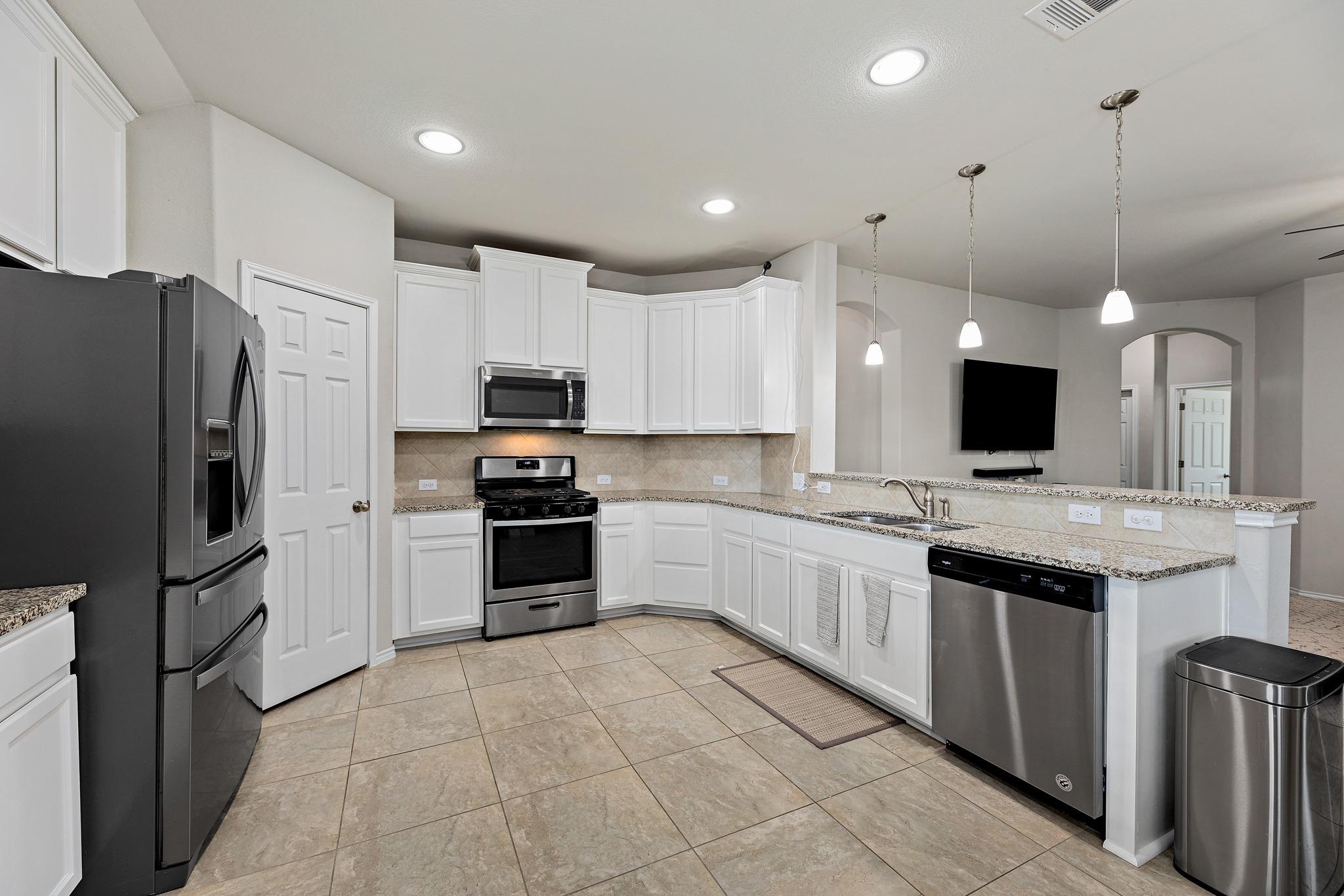 382 Limerick RD, Buda, TX 78610 photo 5
