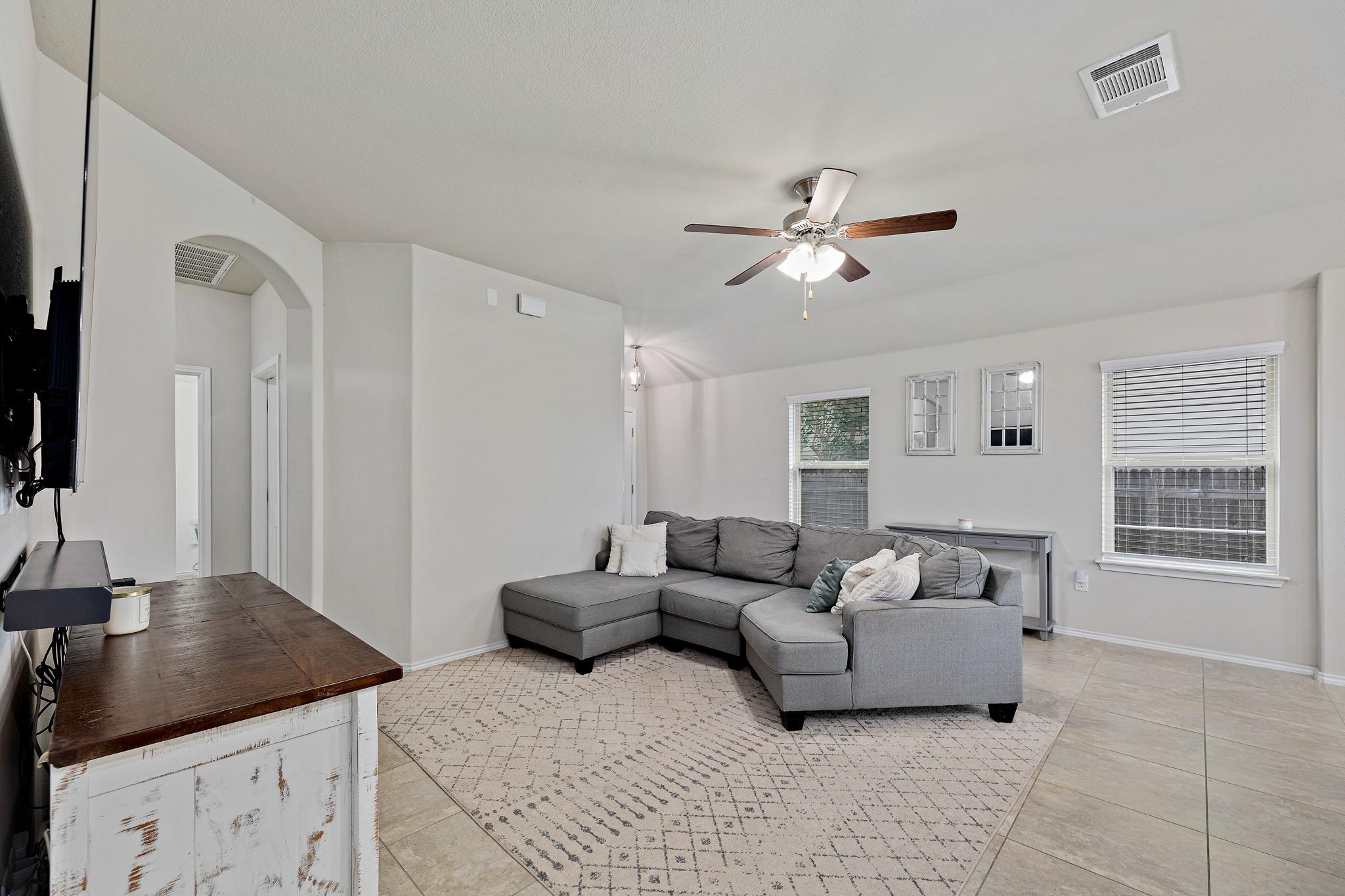 382 Limerick RD, Buda, TX 78610 photo 4