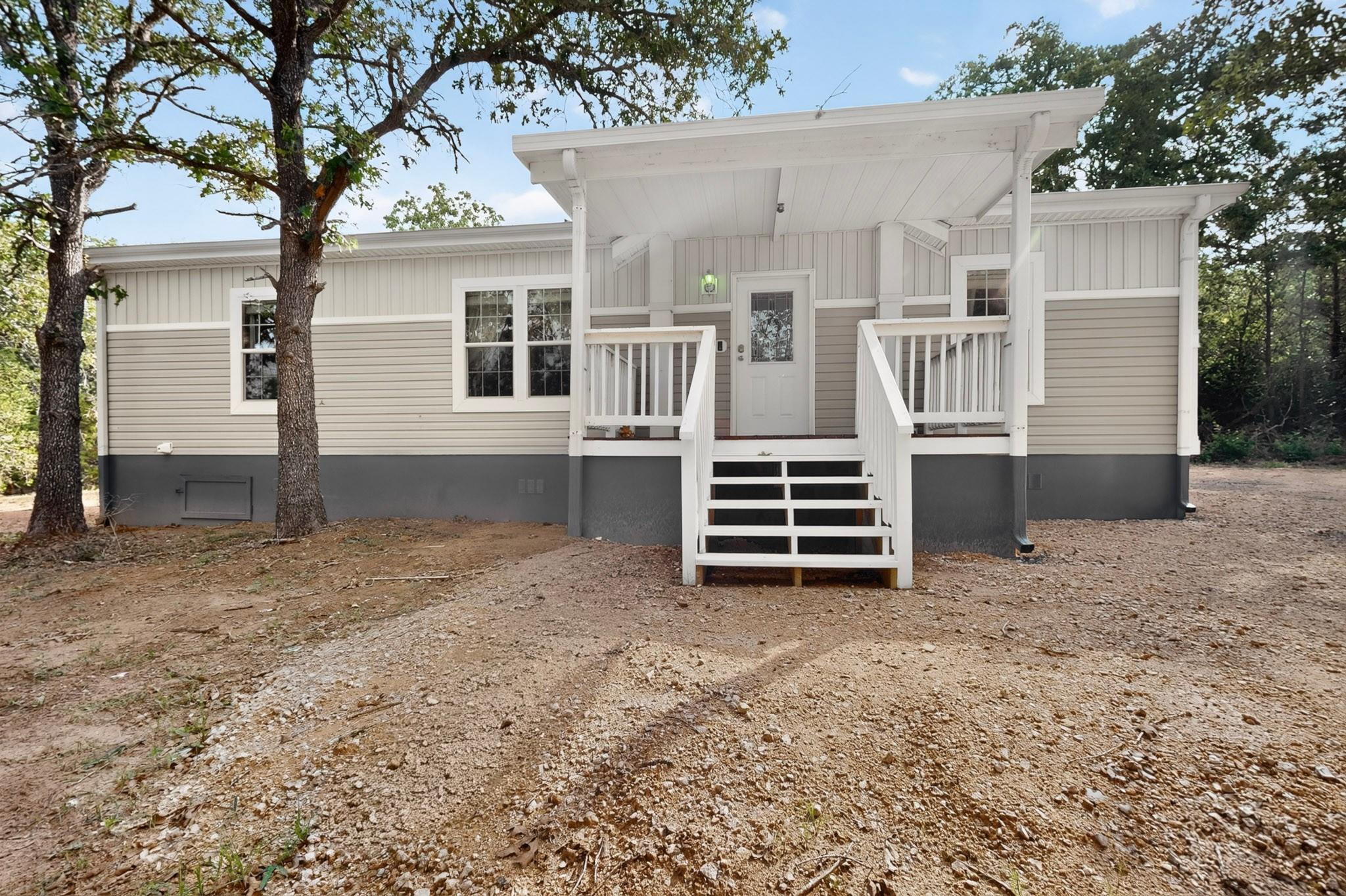300 Flaming Oak DR, Bastrop, TX 78602 photo 2