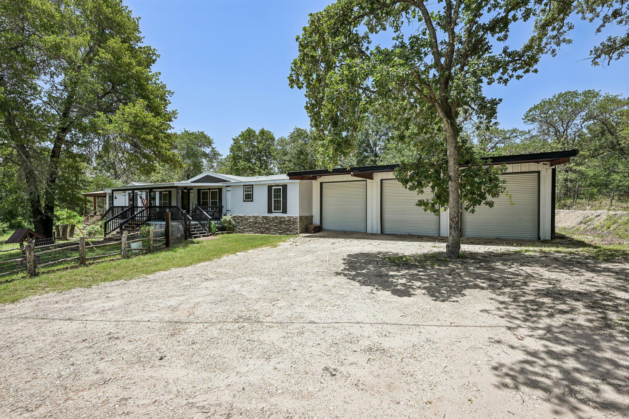 541 Hidden Oaks DR, Elgin, TX 78621 photo 2