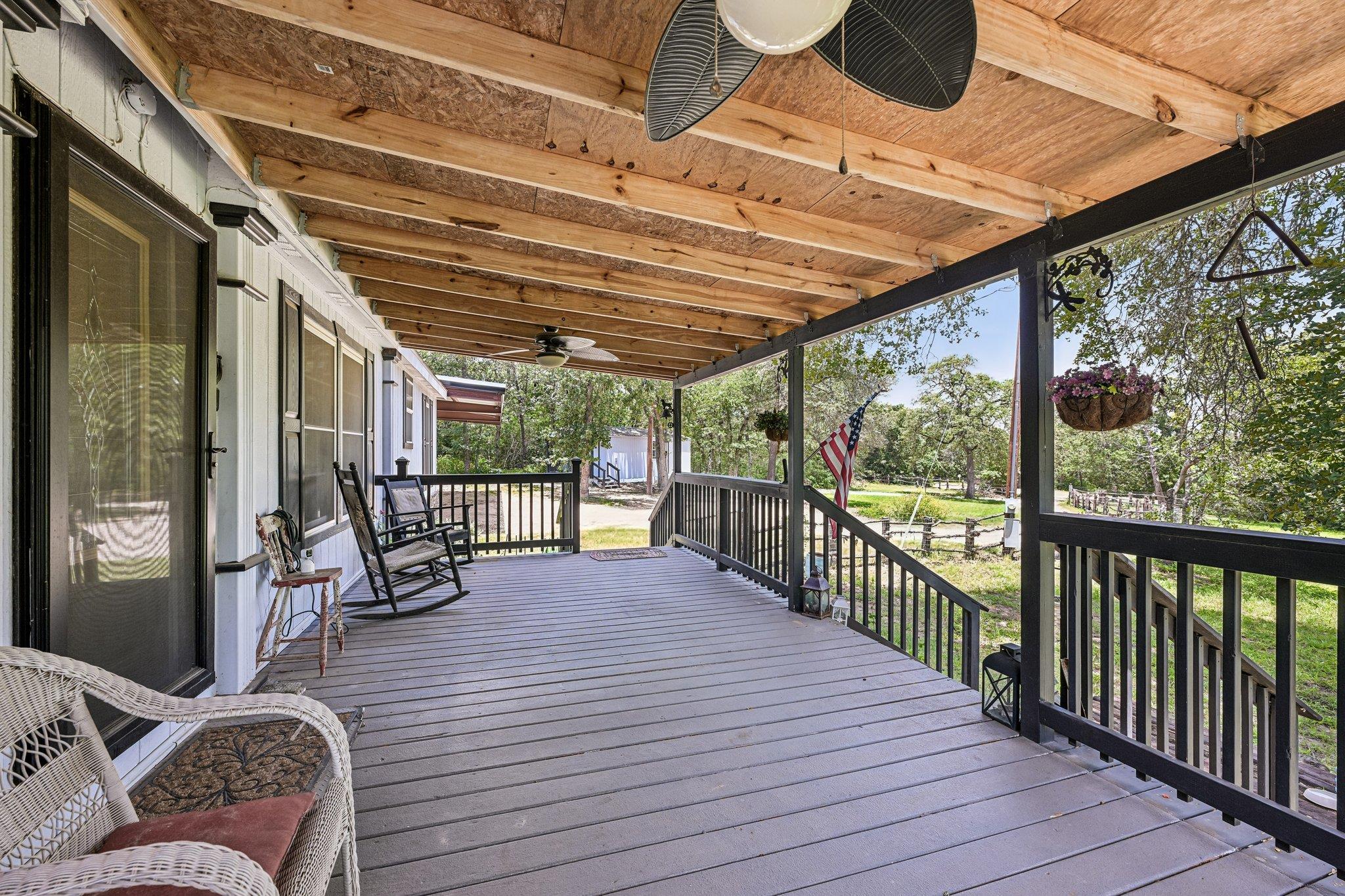 541 Hidden Oaks DR, Elgin, TX 78621 photo 3