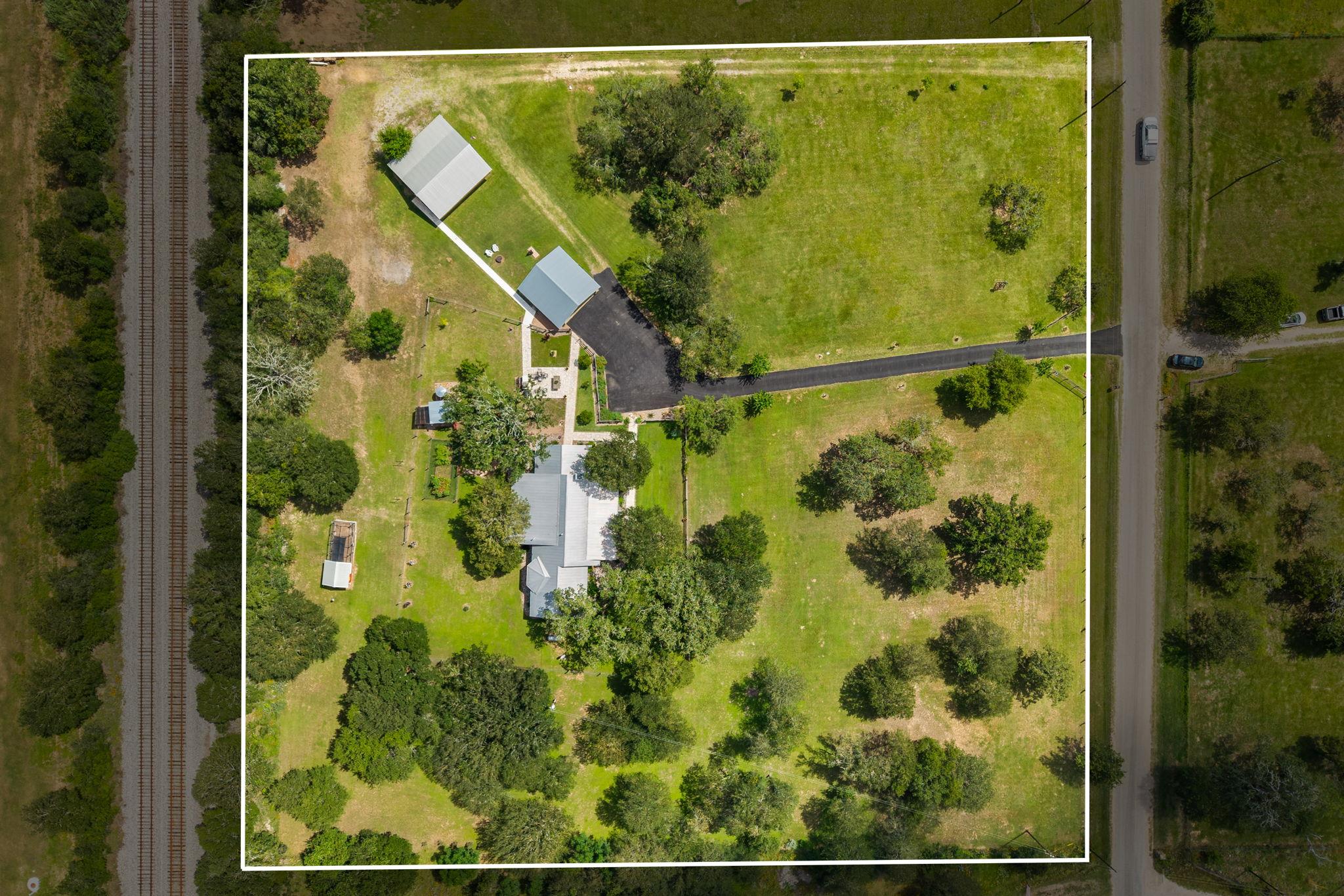 402 Smith RD, Bastrop, TX 78602 photo 4