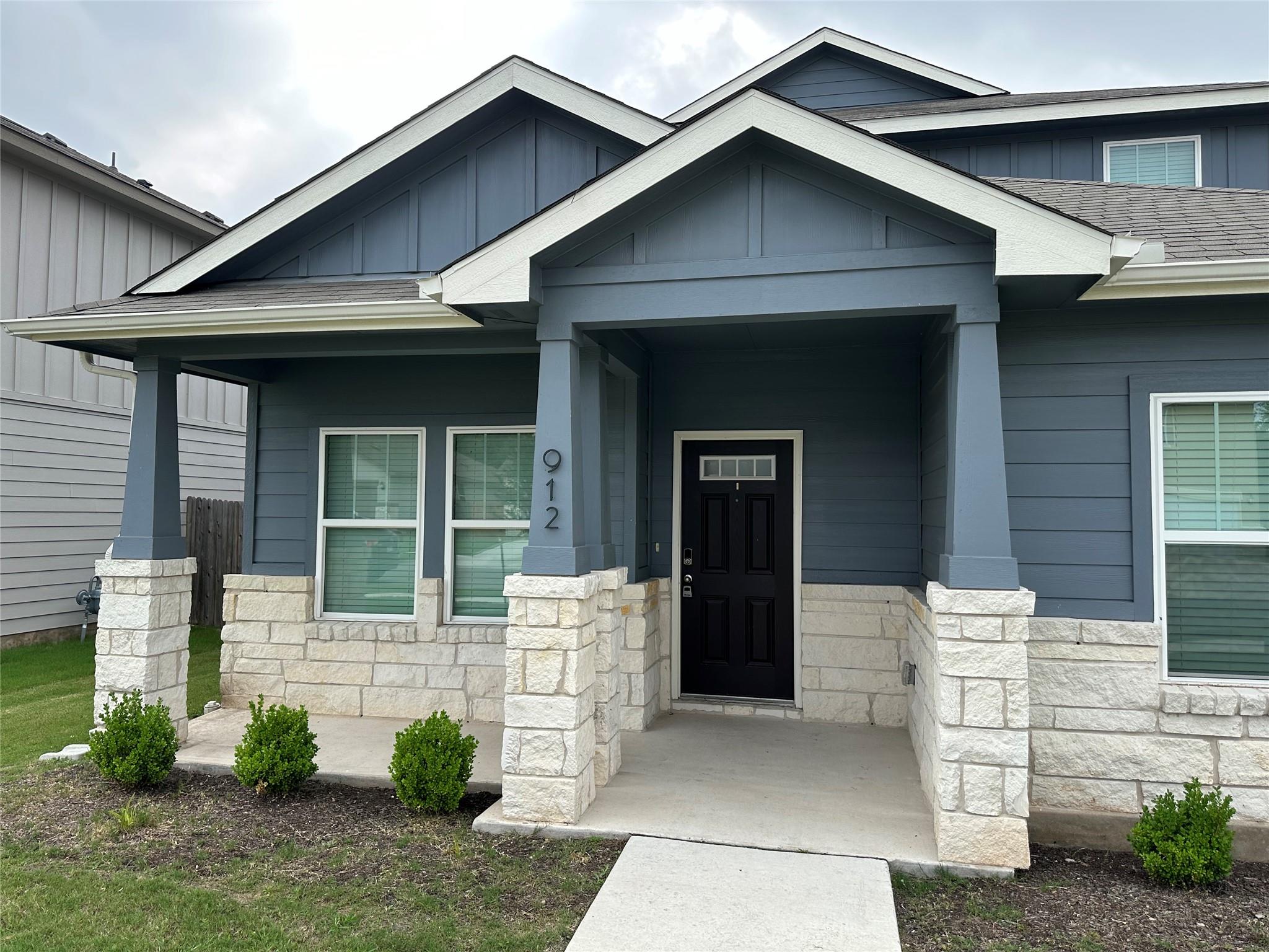 912 Main ST, Hutto, TX 78634 photo 2