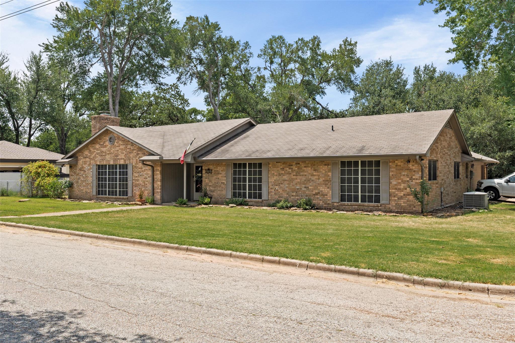 1101 19th ST, Cameron, TX 76520 photo 2