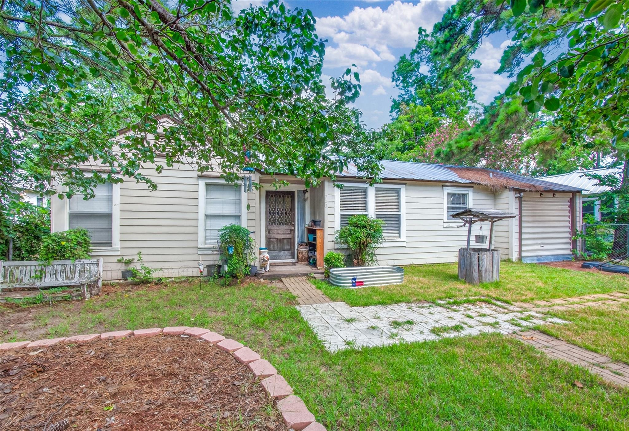 203 Hudgins ST, Smithville, TX 78957 photo 2