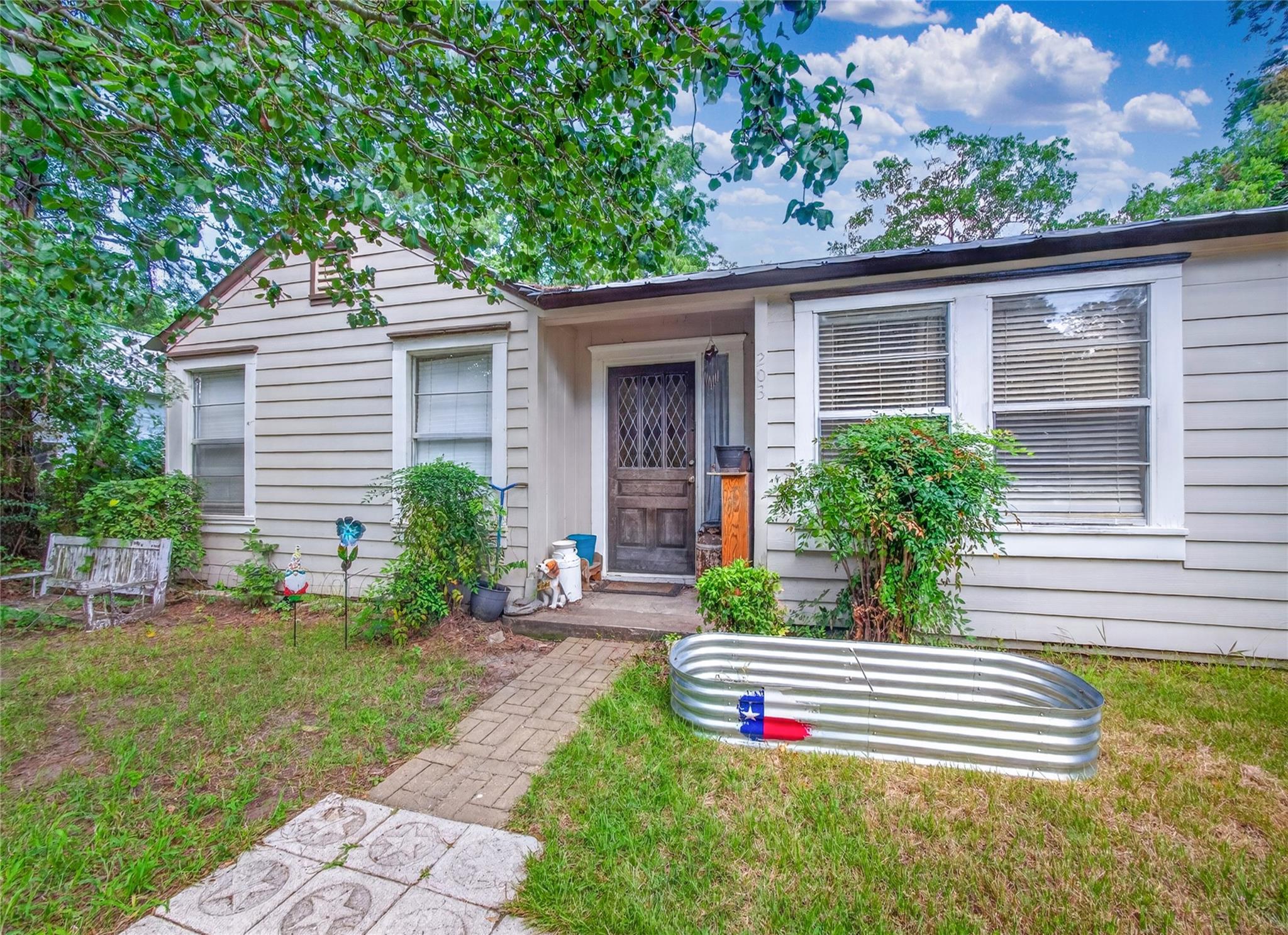 203 Hudgins ST, Smithville, TX 78957 photo 3