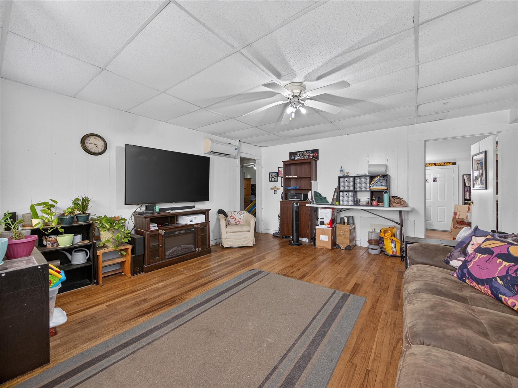 203 Hudgins ST, Smithville, TX 78957 photo 4