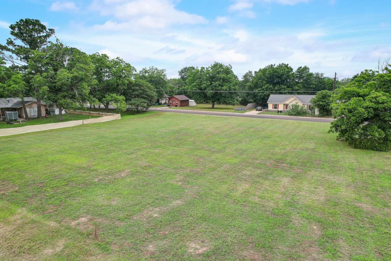 2105 Pecan ST, Bastrop, TX 78602 photo 2