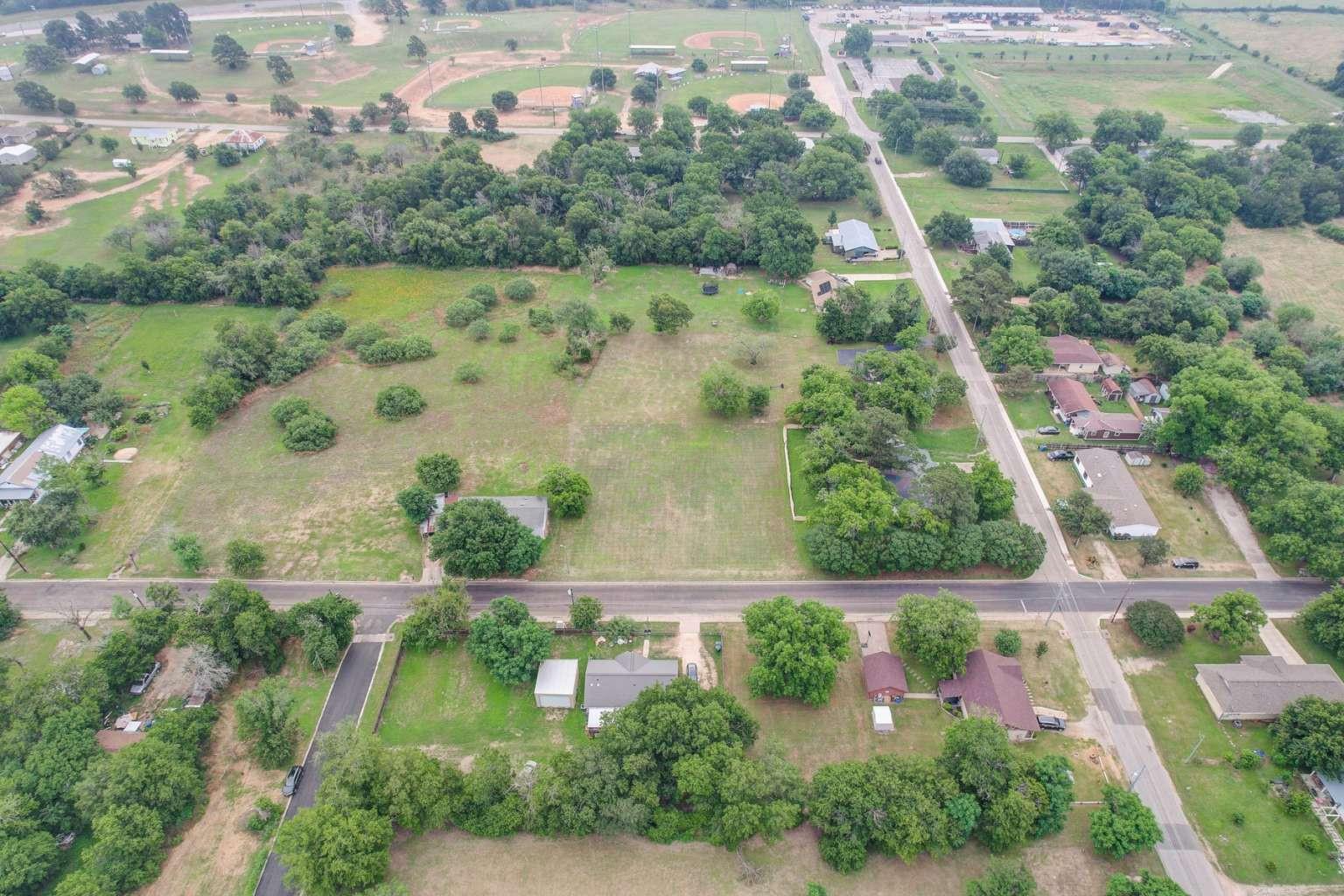 2105 Pecan ST, Bastrop, TX 78602 photo 4