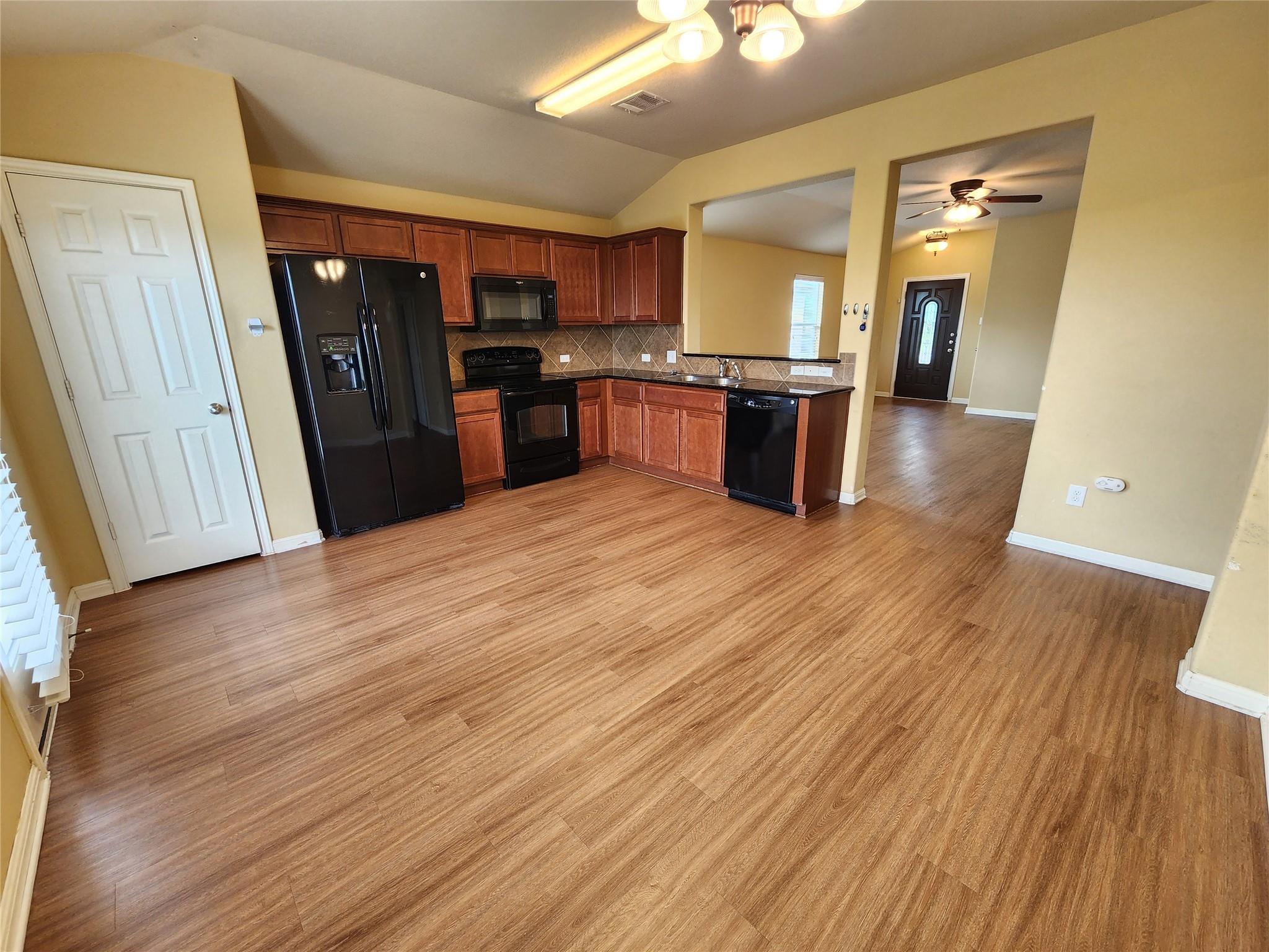 107 Lavaca LOOP, Hutto, TX 78634 photo 5