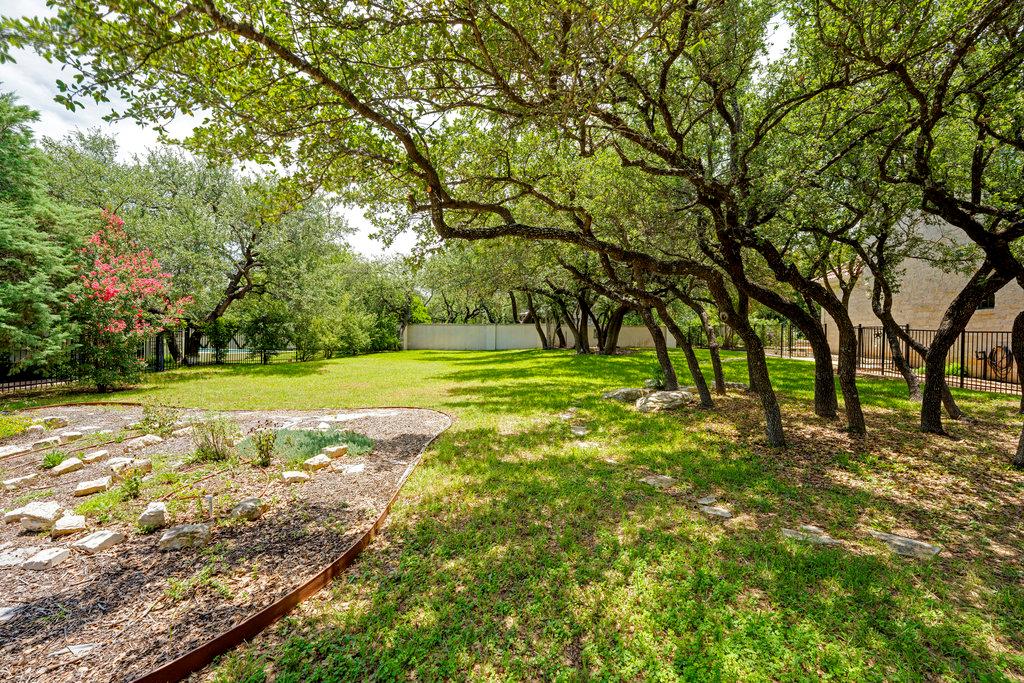9 Wingreen LOOP, The Hills, TX 78738 photo 5